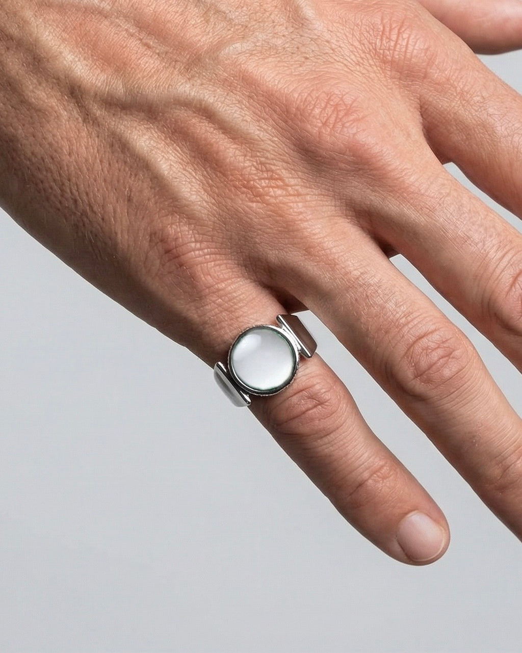 bague homme matiere laiton de couleur blanche vue portée