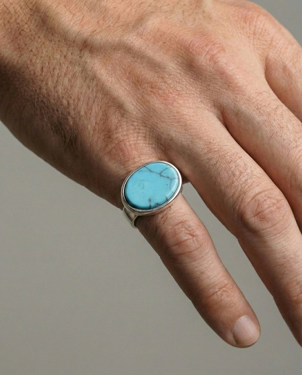 bague homme matiere laiton de couleur cyan vue portée