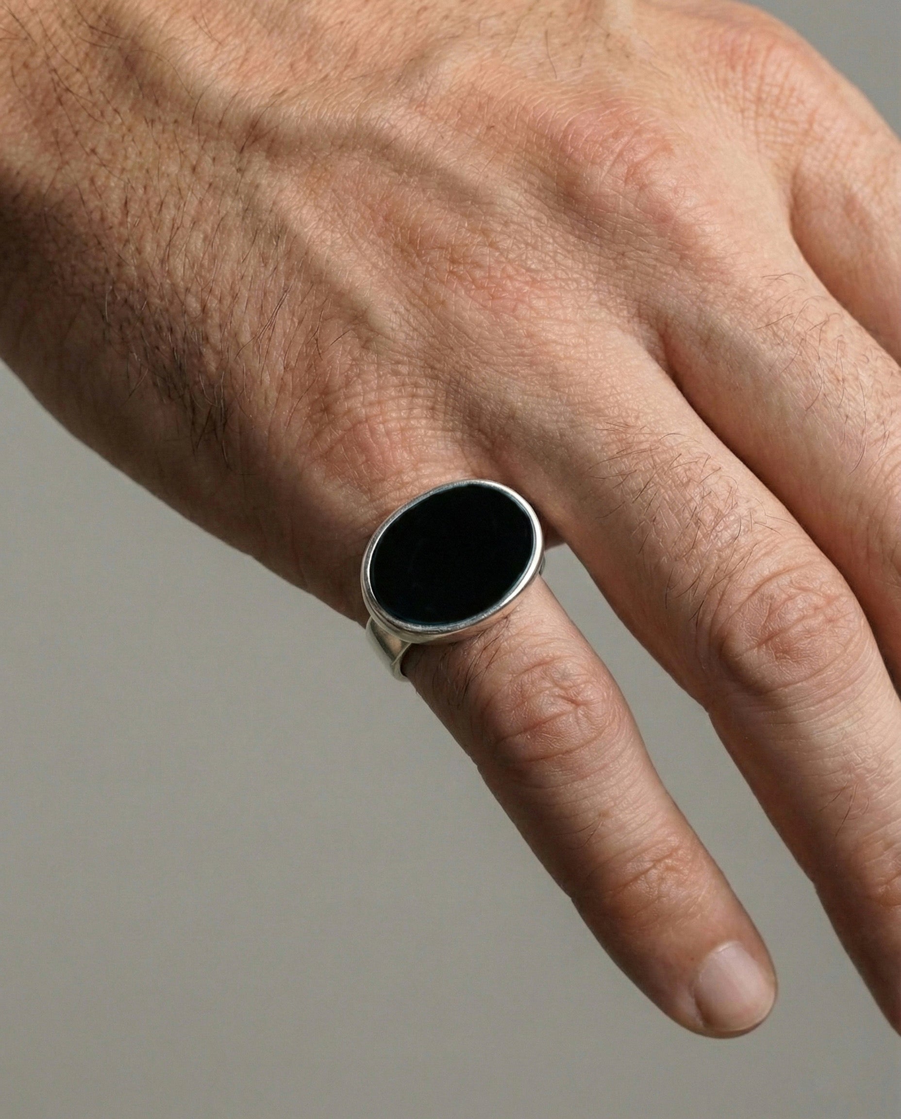 bague homme matiere laiton de couleur noire vue portée