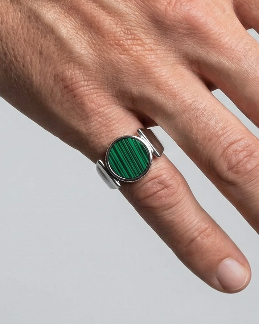 bague homme matiere laiton de couleur verte vue portée