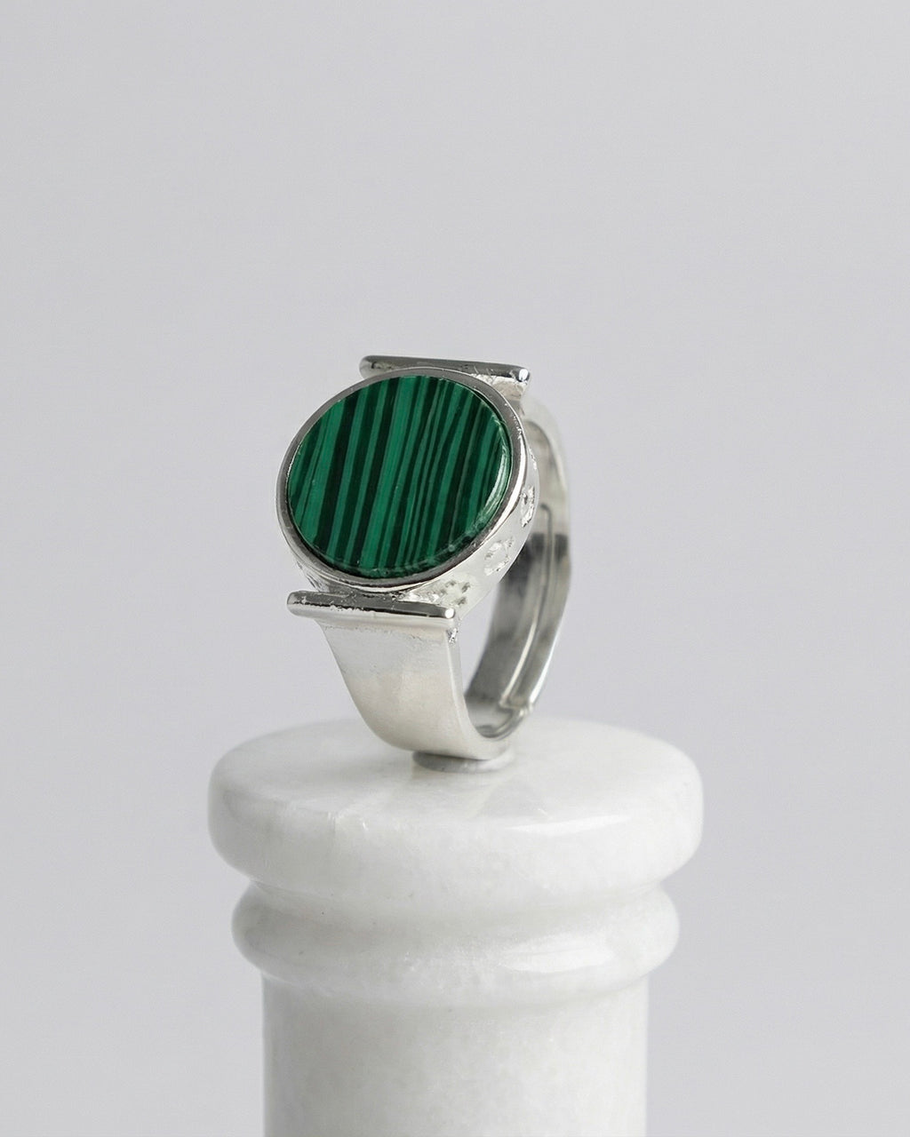 bague homme matiere laiton de couleur verte vue entiere