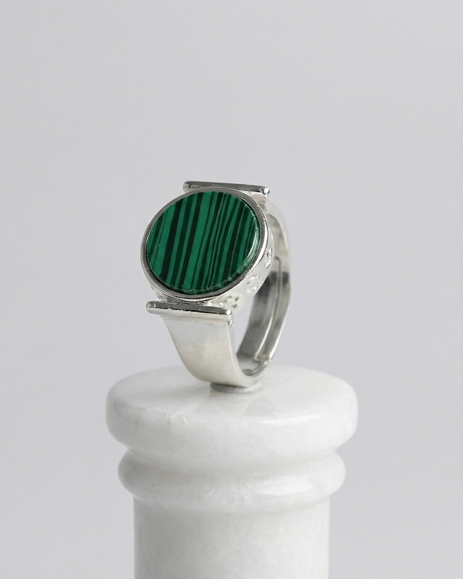 bague homme matiere laiton de couleur verte vue entiere