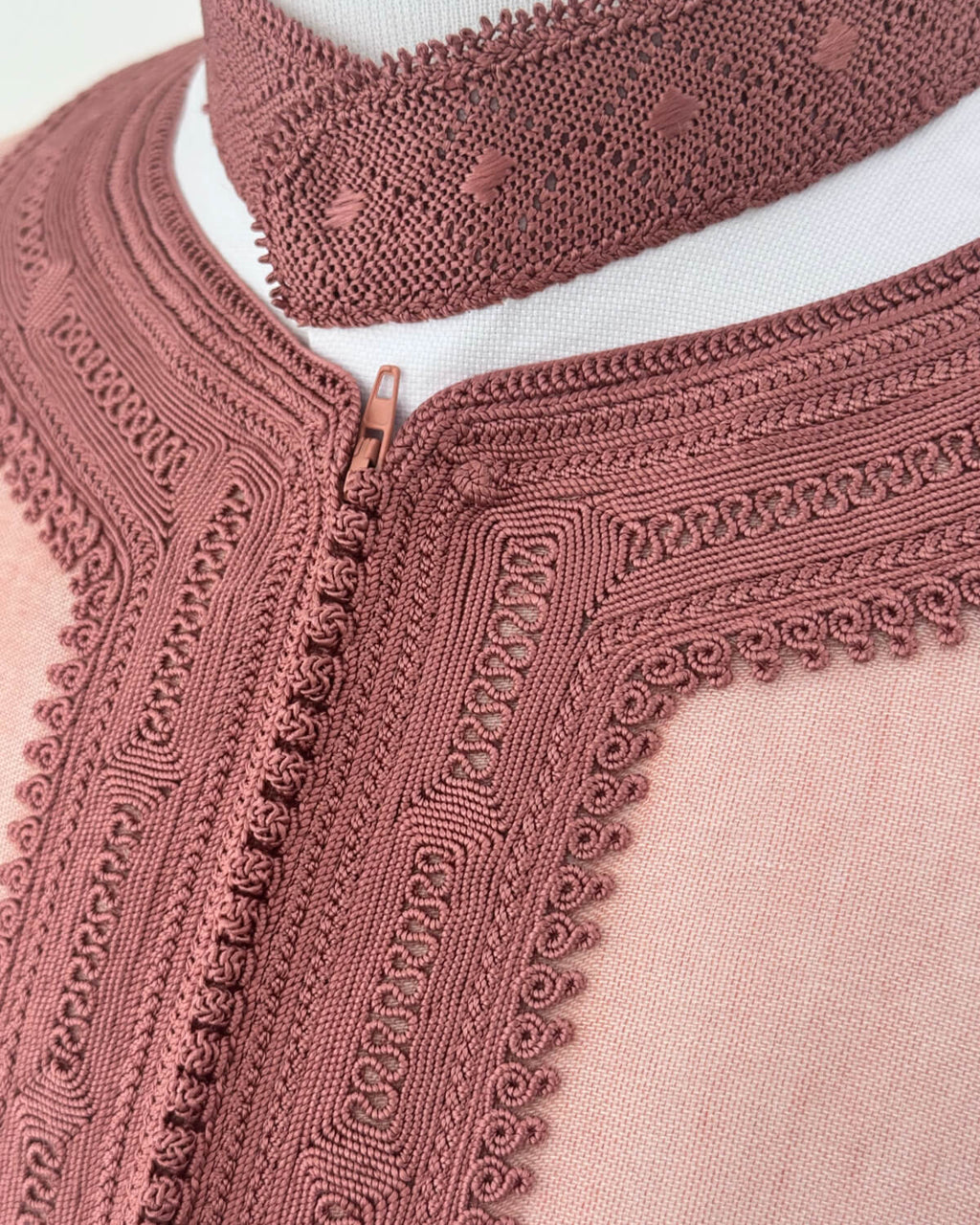 Caftán rosa de lujo de tres piezas