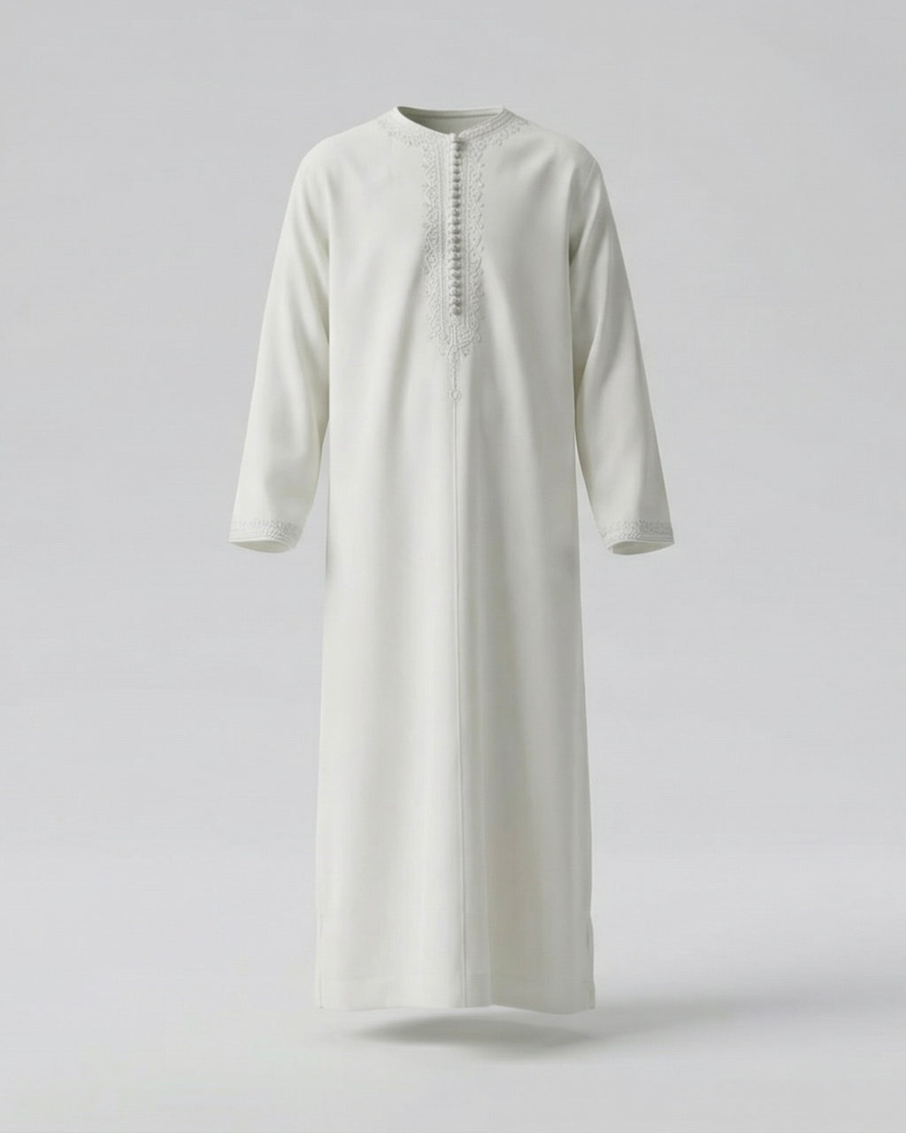 mannequin portant caftan enfant matiere gabardine de couleur blanc-casse avec un travail finition faite main vue entiere