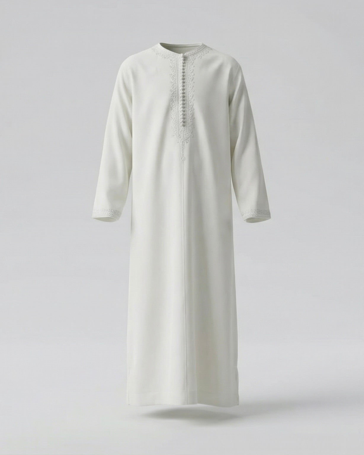 mannequin portant caftan enfant matiere gabardine de couleur blanc-casse avec un travail finition faite main vue entiere