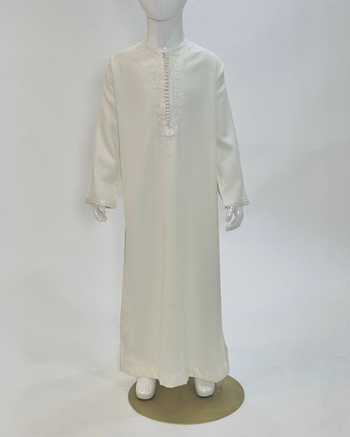 mannequin portant caftan enfant matiere gabardine de couleur blanc avec un travail finition faite main vue entiere