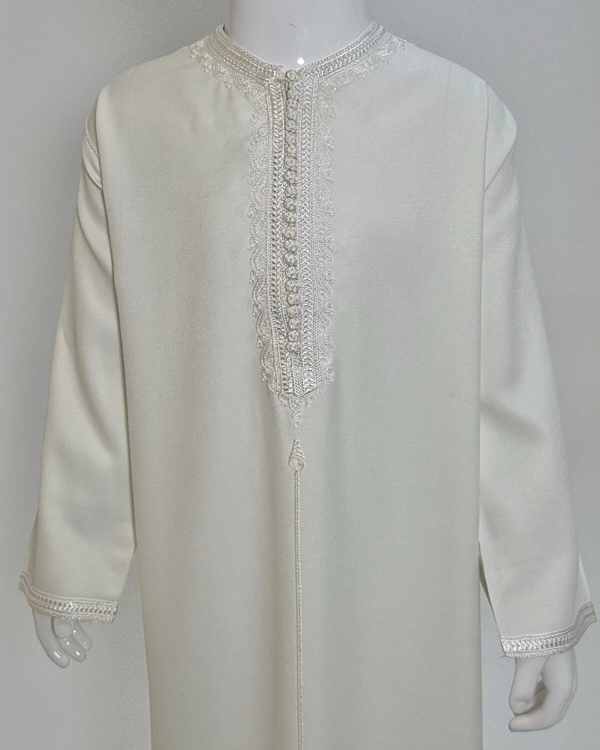 mannequin portant caftan enfant matiere gabardine de couleur blanc avec un travail finition faite main vue face-rapprochee