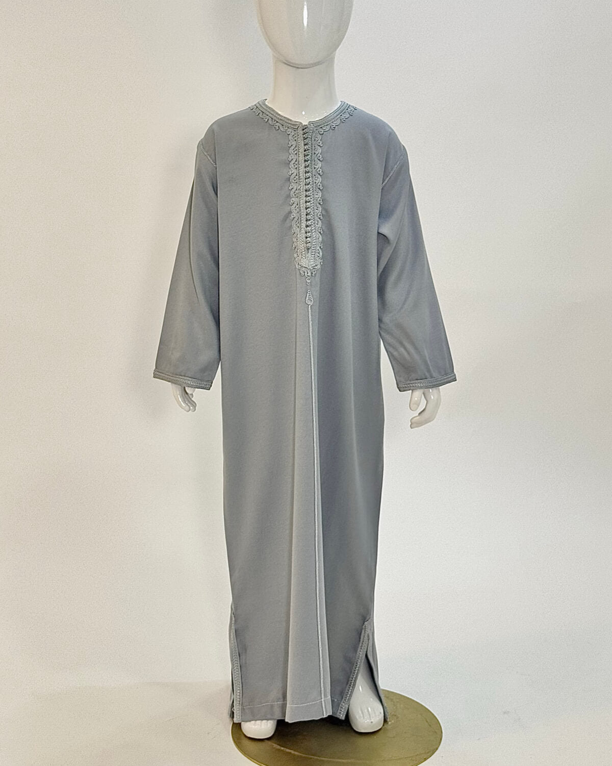 mannequin portant caftan enfant matiere gabardine de couleur gris avec un travail finition faite main vue entiere