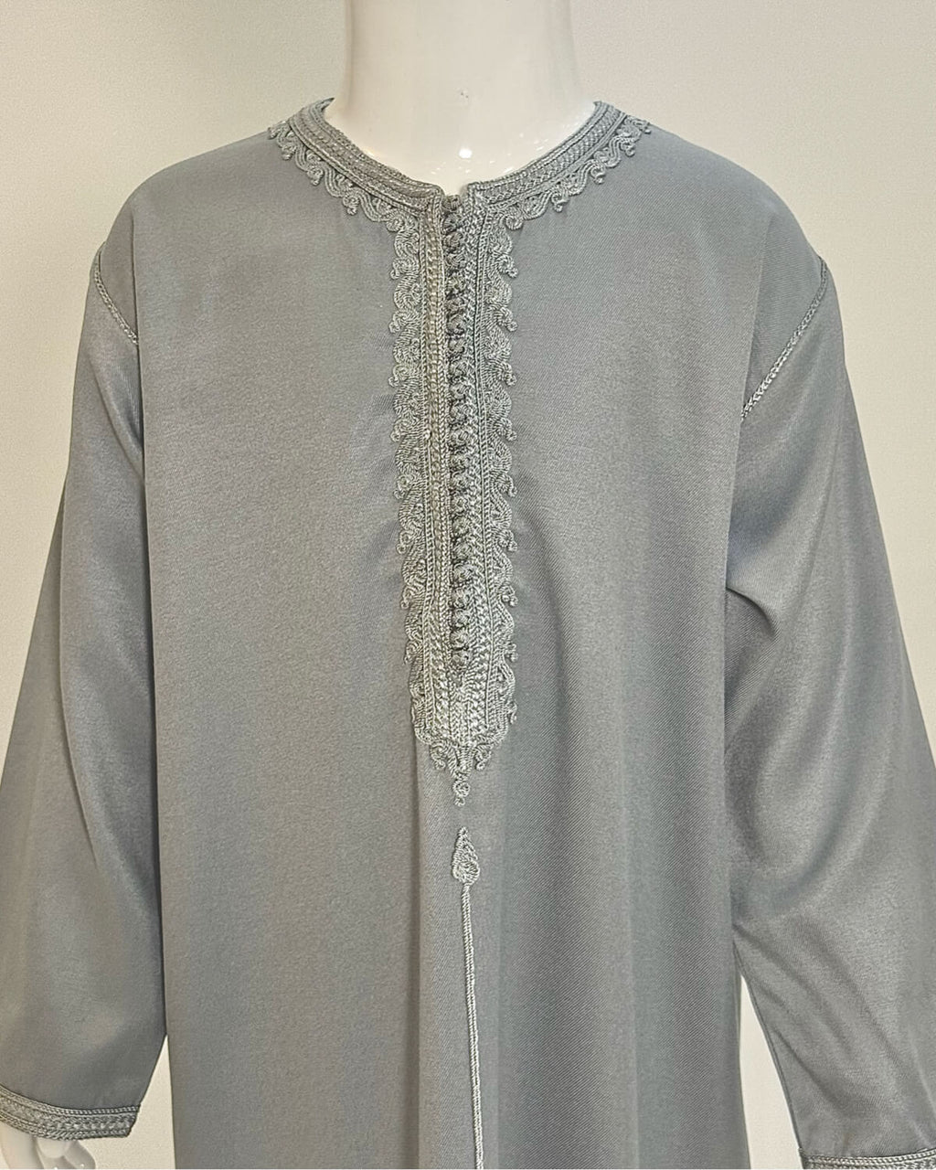 mannequin portant caftan enfant matiere gabardine de couleur gris avec un travail finition faite main vue face-rapprochee