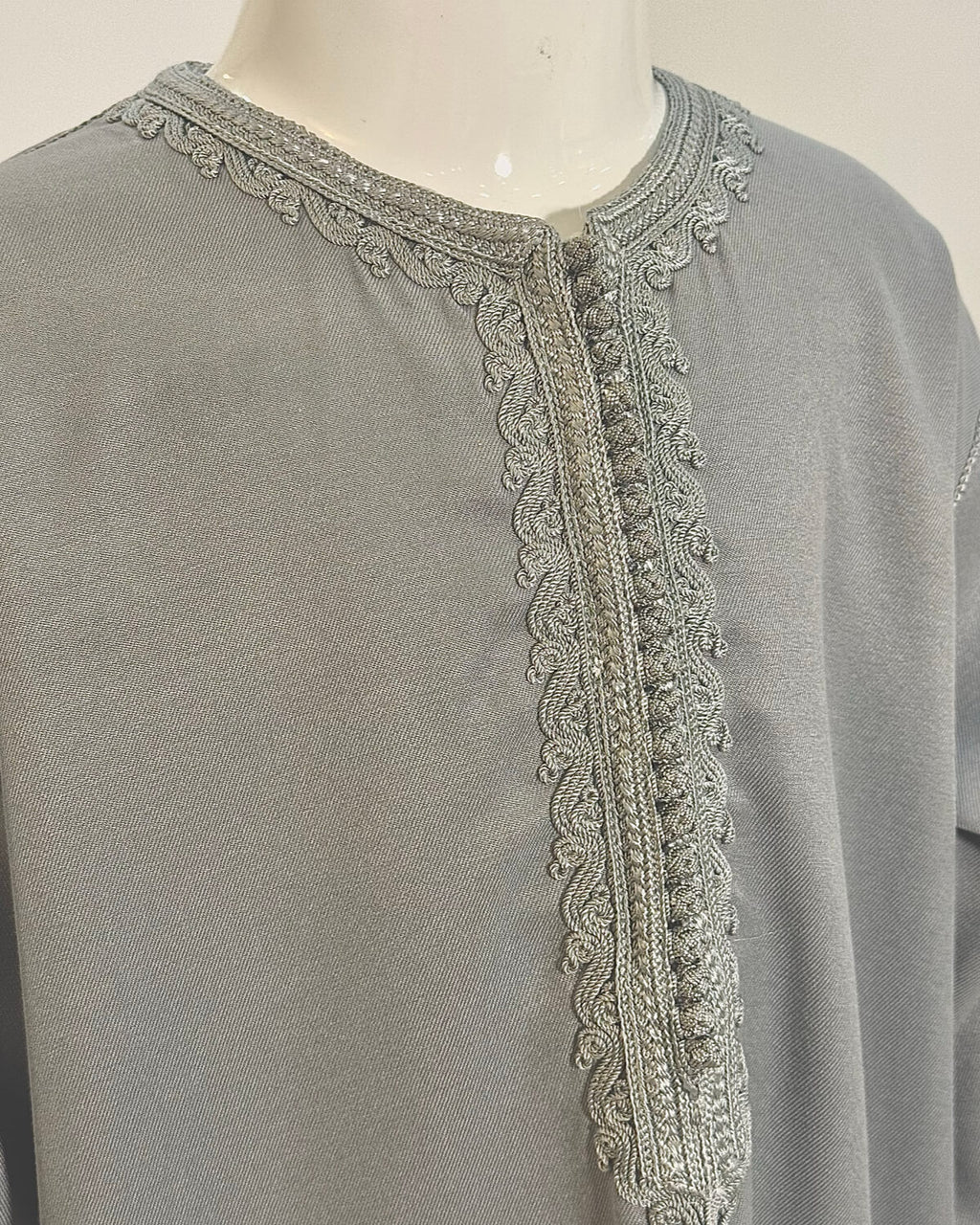 mannequin portant caftan enfant matiere gabardine de couleur gris avec un travail finition faite main vue face-rapprochee