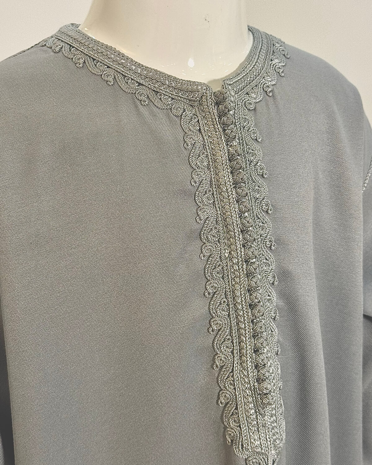 mannequin portant caftan enfant matiere gabardine de couleur gris avec un travail finition faite main vue face-rapprochee