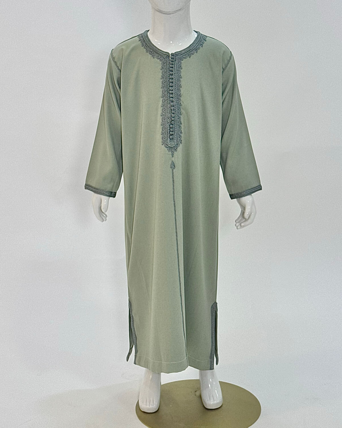 mannequin portant caftan enfant matiere gabardine de couleur vert avec un travail finition faite main vue entiere