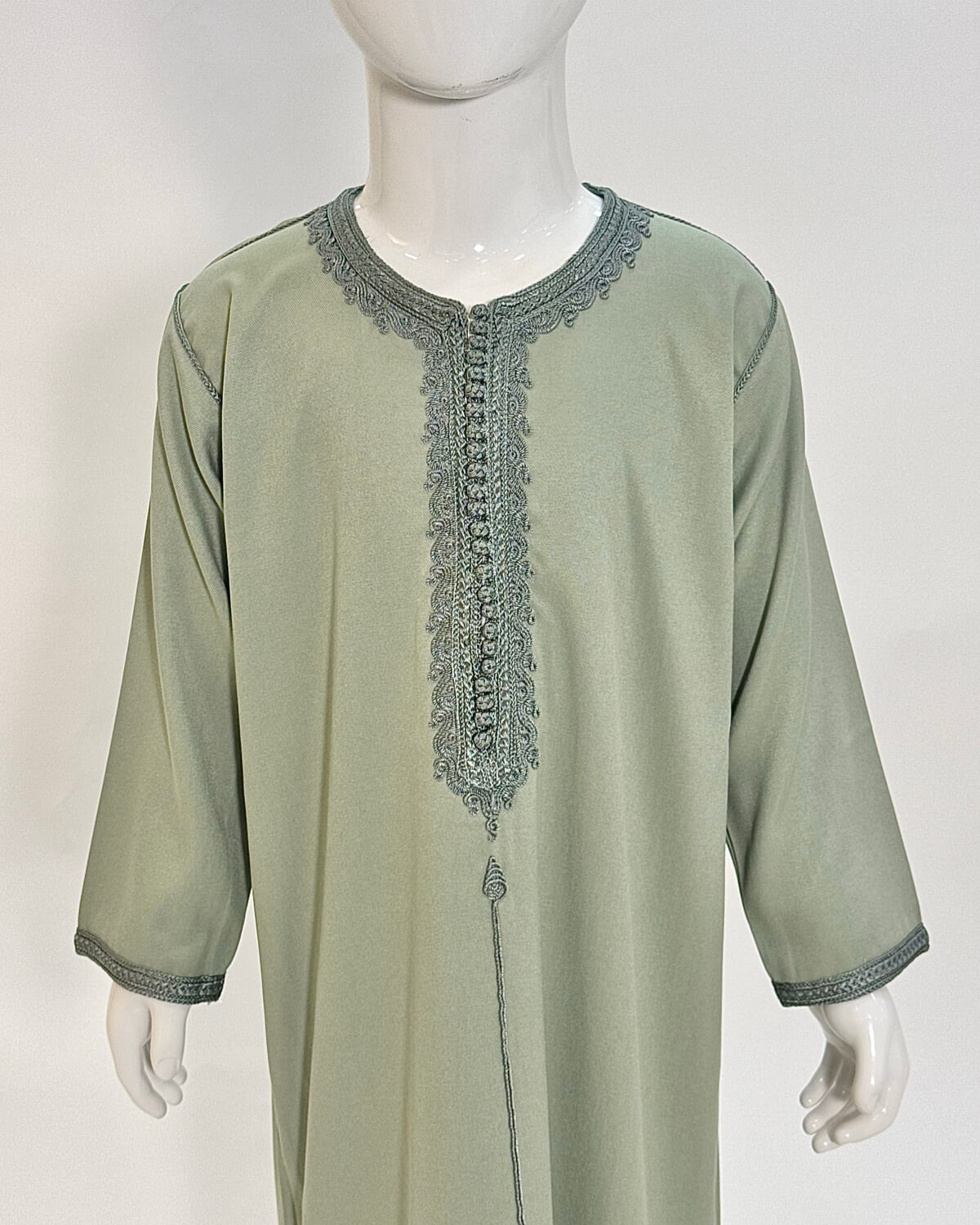 mannequin portant caftan enfant matiere gabardine de couleur vert avec un travail finition faite main vue face-rapprochee