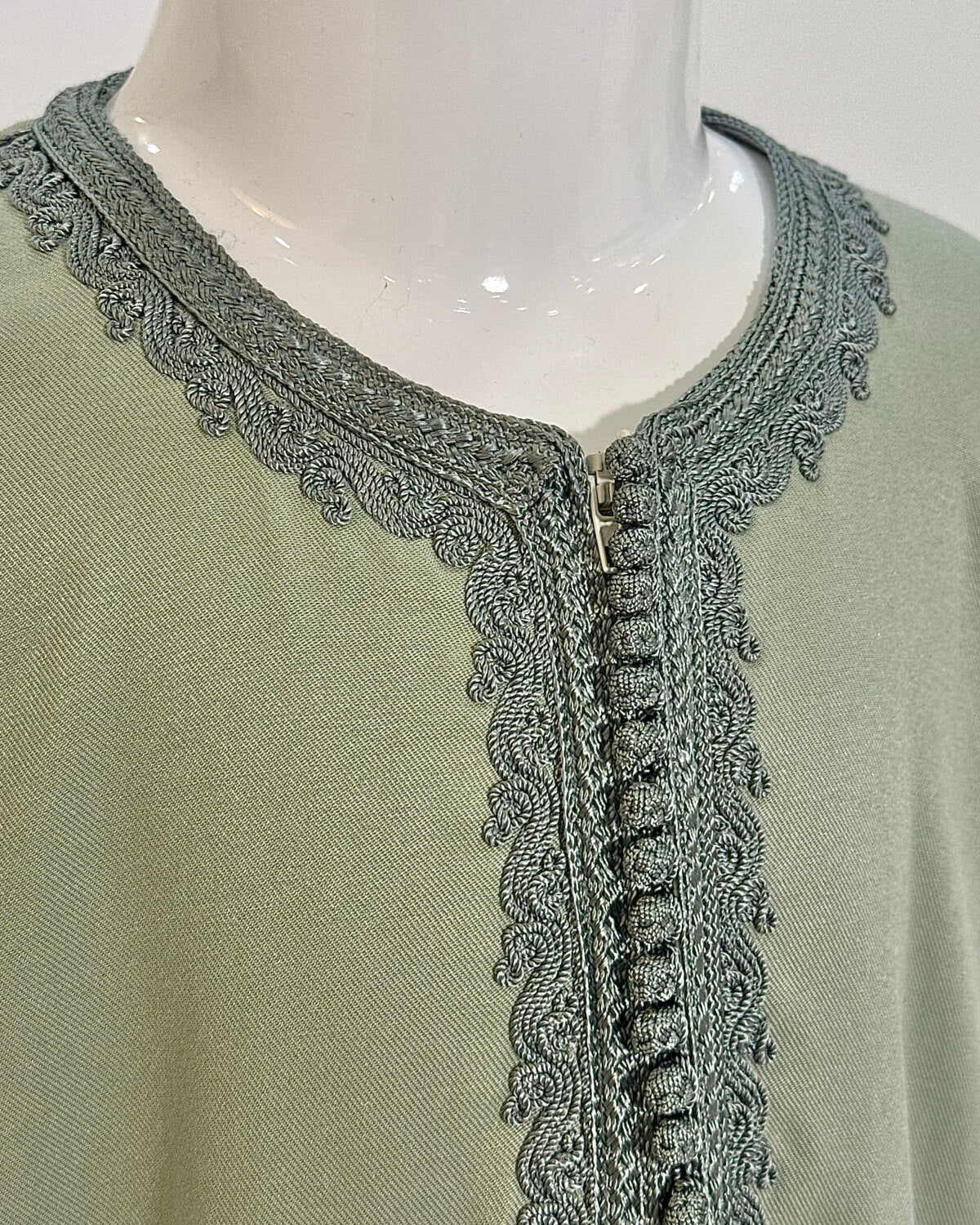mannequin portant caftan enfant matiere gabardine de couleur vert avec un travail finition faite main vue details-col