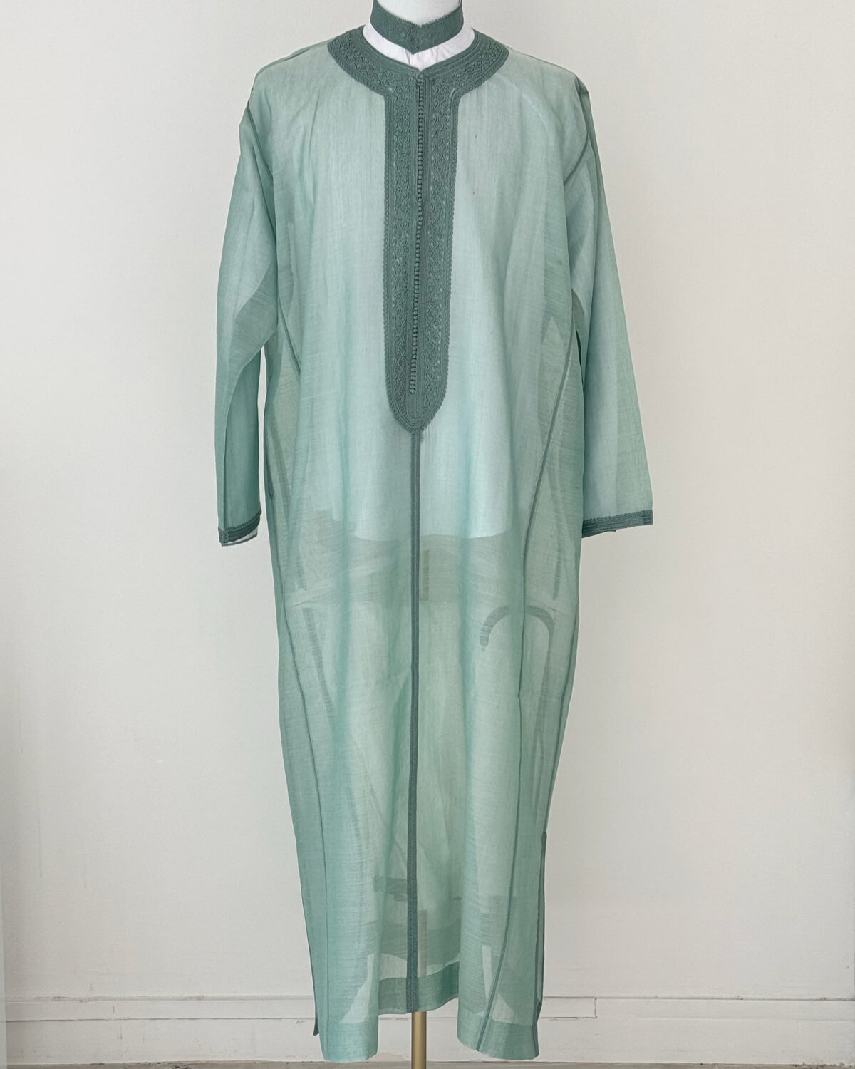 mannequin portant caftan homme matiere cha3ra de couleur vert avec un travail entierement fait main vue entiere