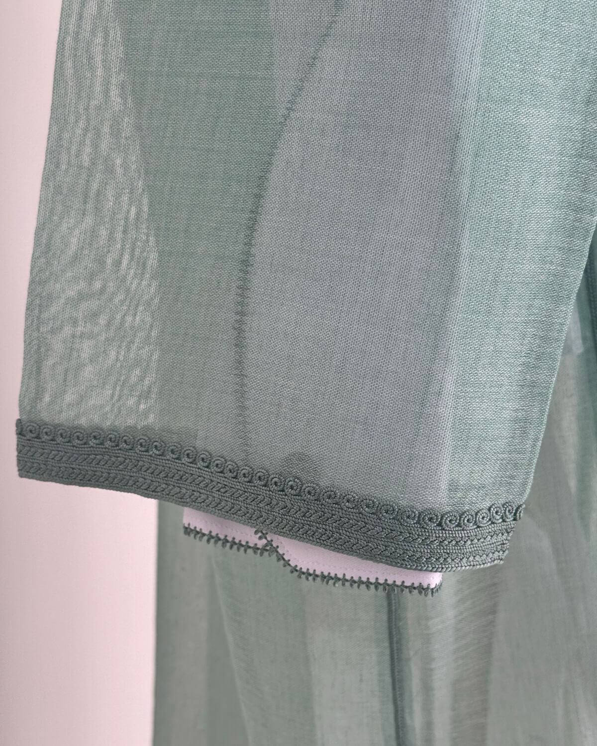 mannequin portant caftan homme matiere cha3ra de couleur vert avec un travail entierement fait main vue manche