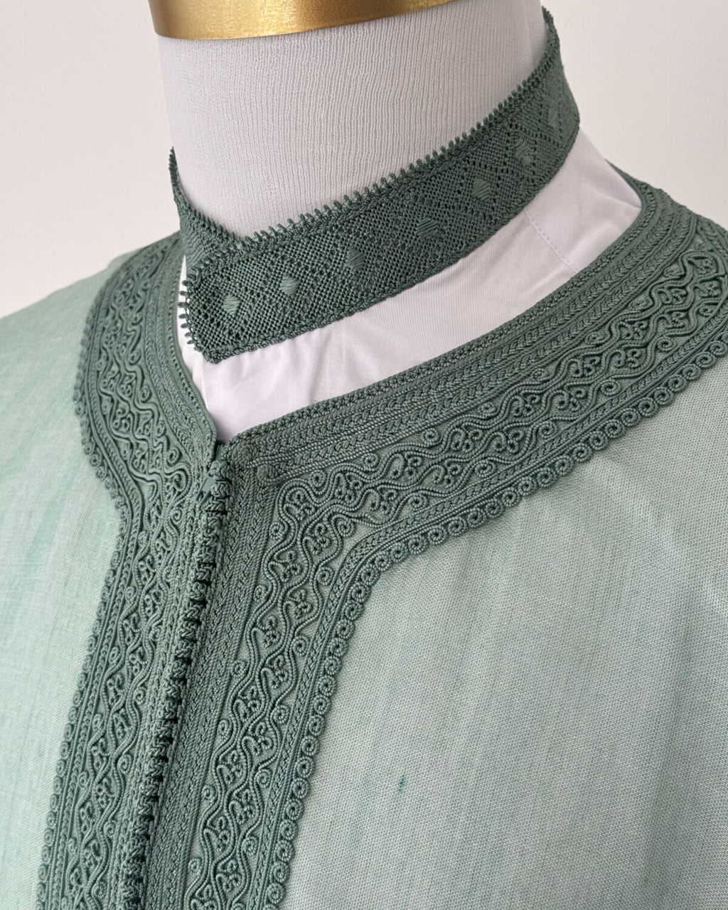 mannequin portant caftan homme matiere cha3ra de couleur vert avec un travail entierement fait main vue details-rapproches