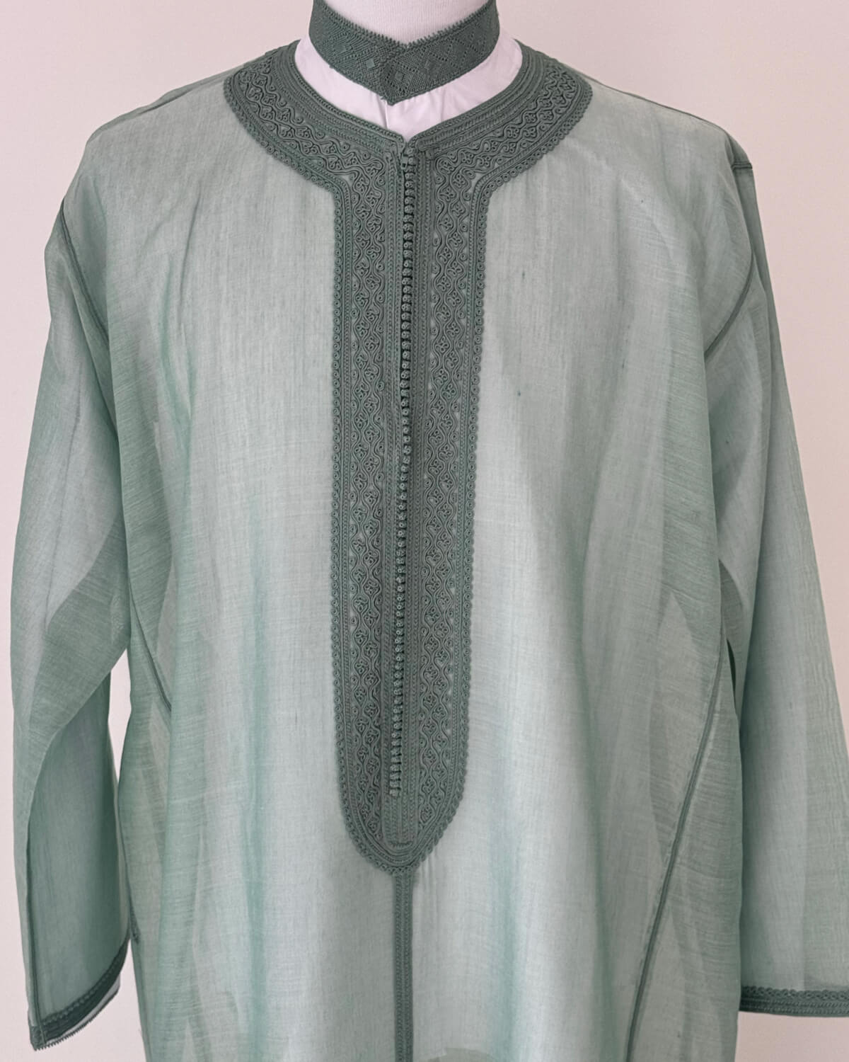 mannequin portant caftan homme matiere cha3ra de couleur vert avec un travail entierement fait main vue face-rapprochee