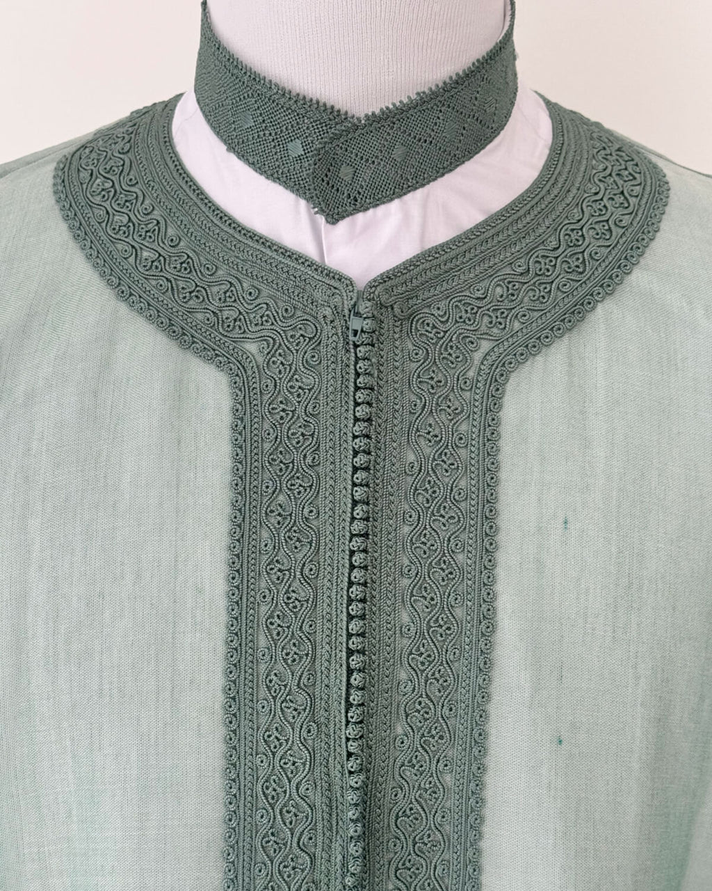 mannequin portant caftan homme matiere cha3ra de couleur vert avec un travail entierement fait main vue motifs