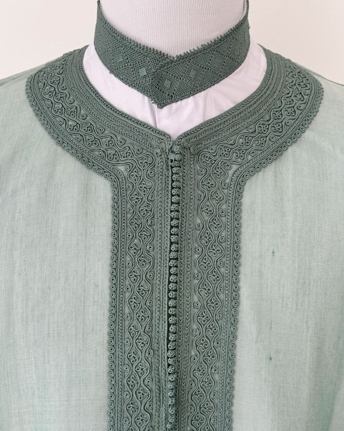 mannequin portant caftan homme matiere cha3ra de couleur vert avec un travail entierement fait main vue motifs