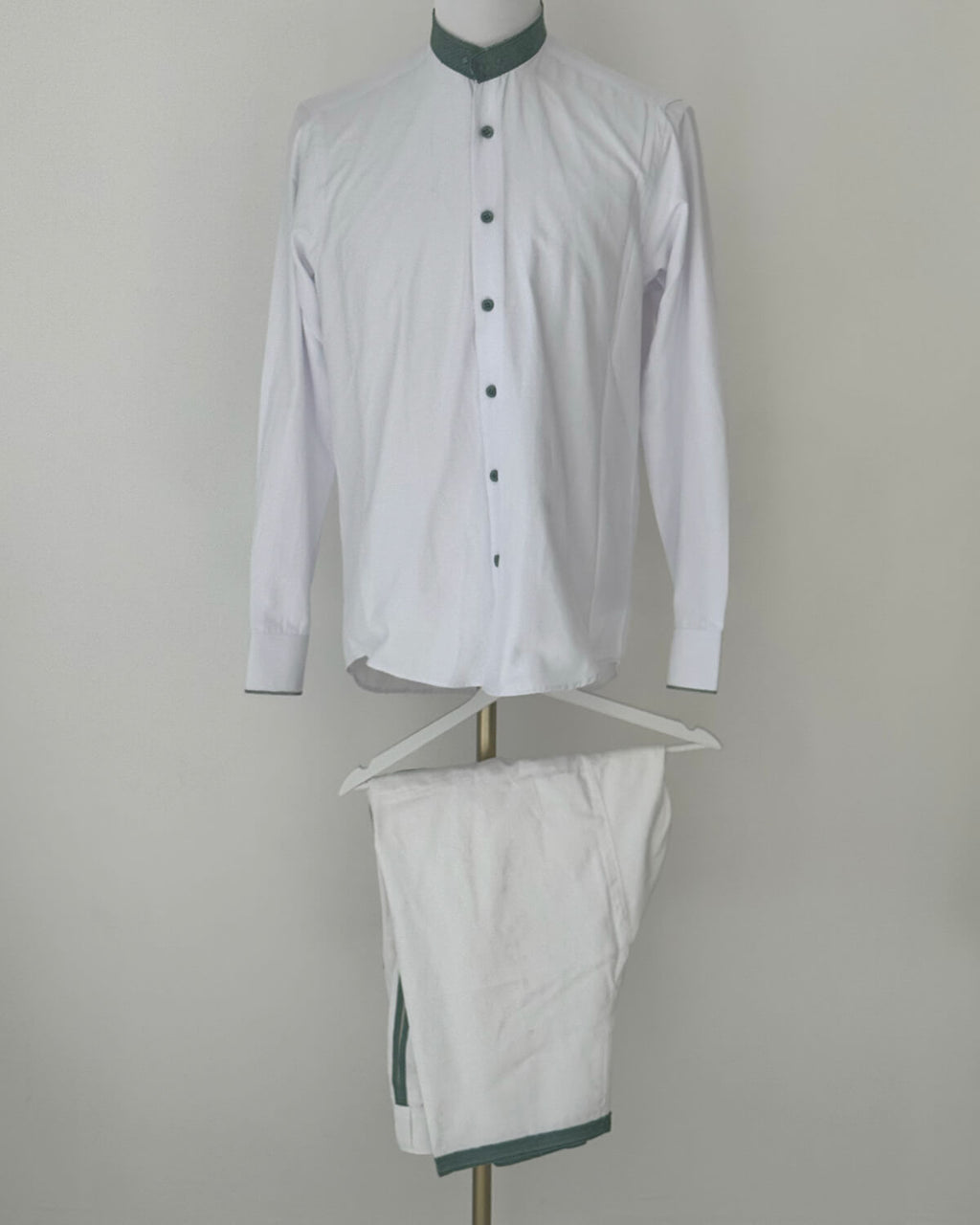 mannequin portant caftan homme matiere cha3ra de couleur vert avec un travail entierement fait main vue en-deux-pieces