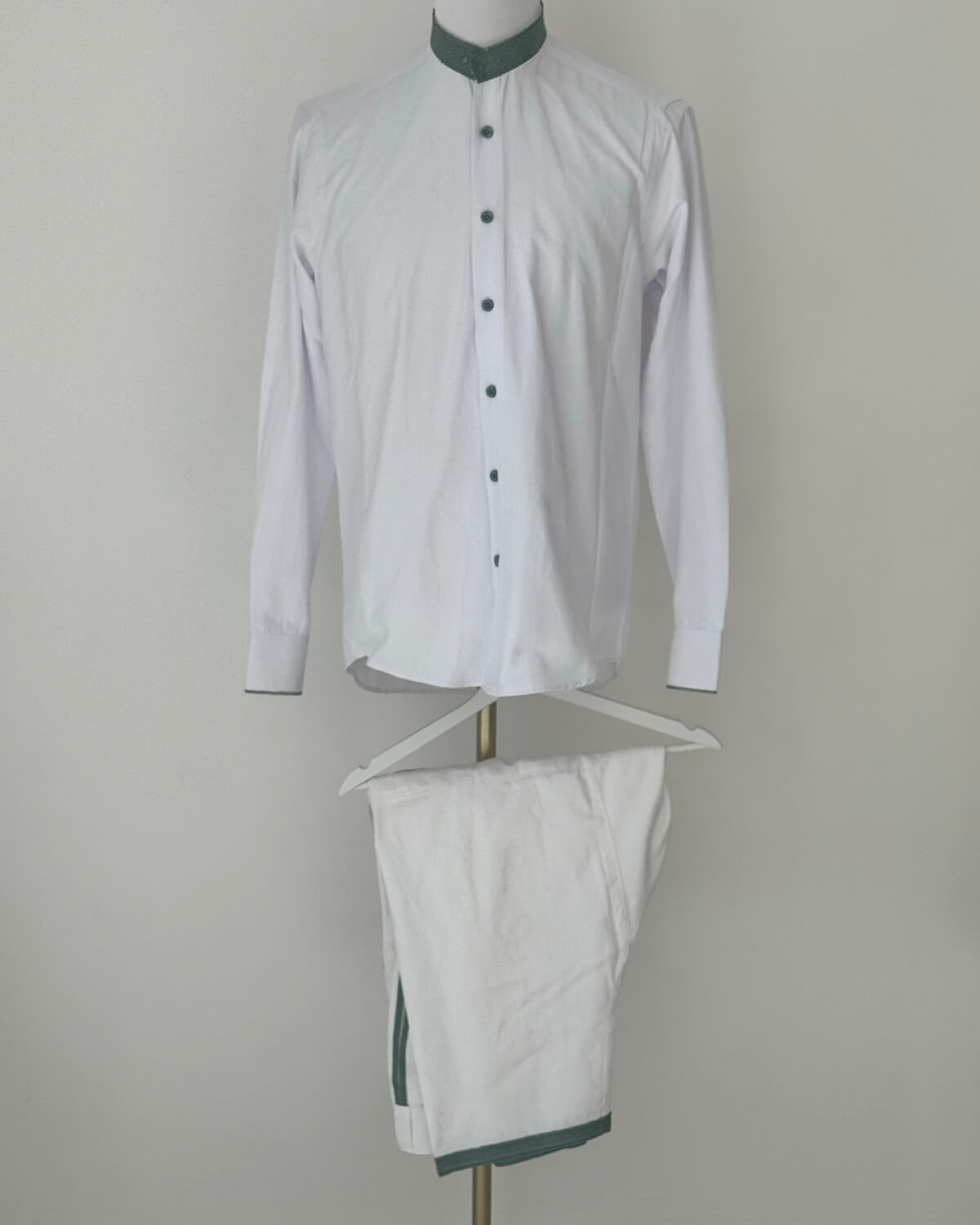 mannequin portant caftan homme matiere cha3ra de couleur vert avec un travail entierement fait main vue en-deux-pieces
