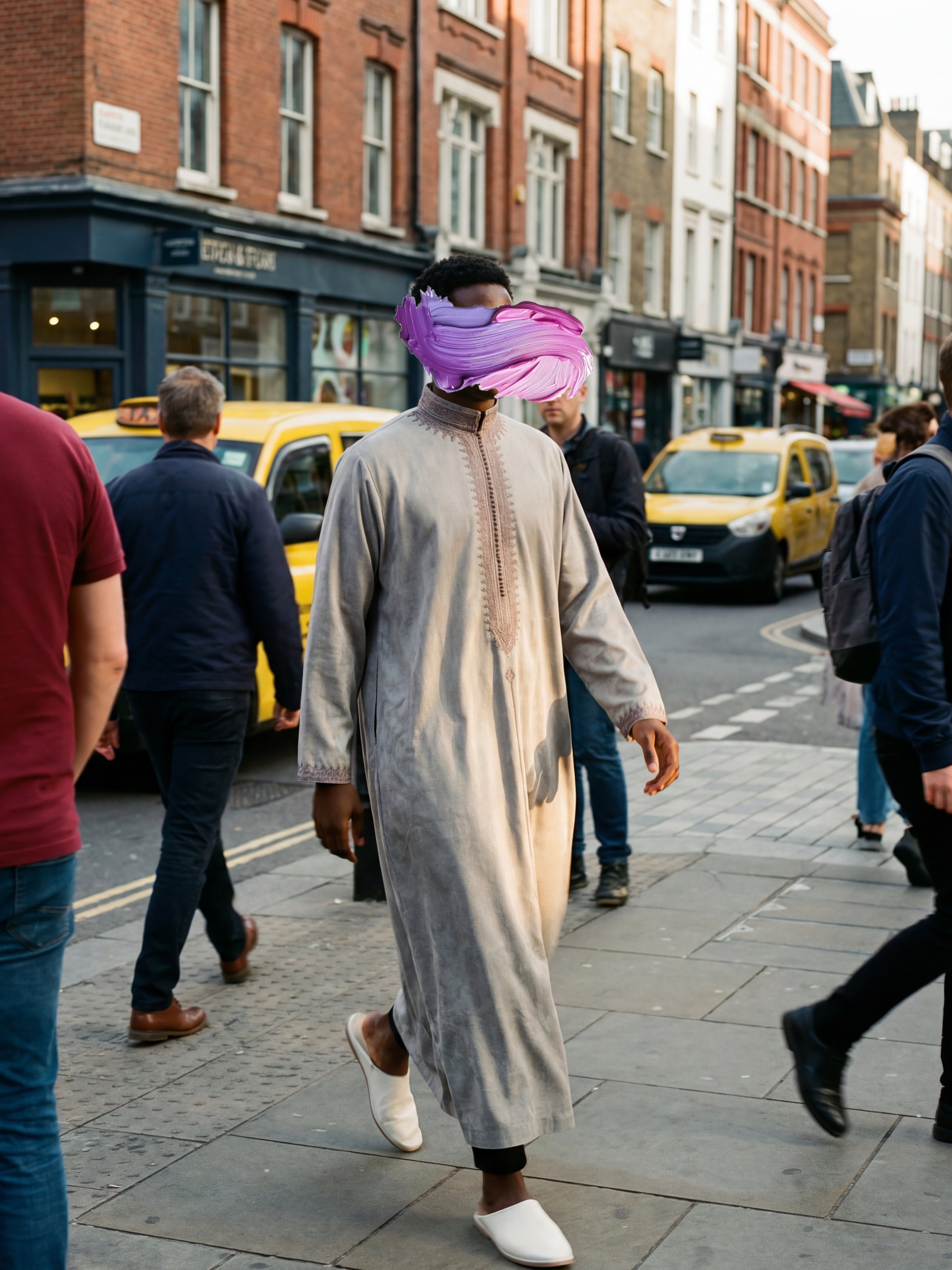 mannequin portant caftan homme matiere epais de couleur beige avec un travail finition faite main vue dans-la-rue