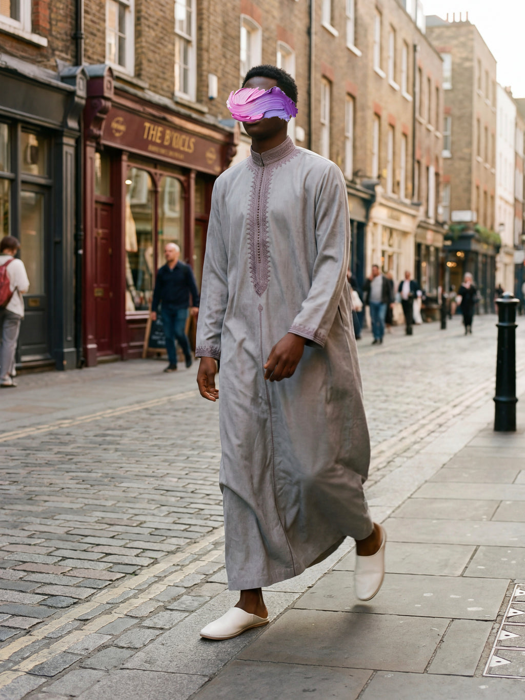 mannequin portant caftan homme matiere epais de couleur beige avec un travail finition faite main vue dans-la-rue