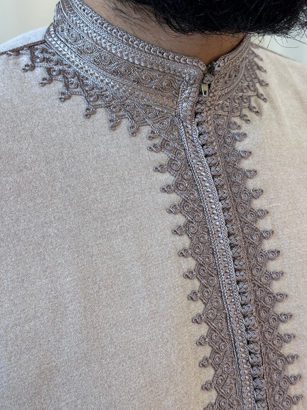 mannequin portant caftan homme matiere epais de couleur beige avec un travail finition faite main vue motifs