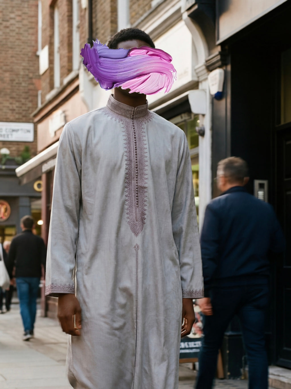 mannequin portant caftan homme matiere epais de couleur beige avec un travail finition faite main vue face-rapprochee