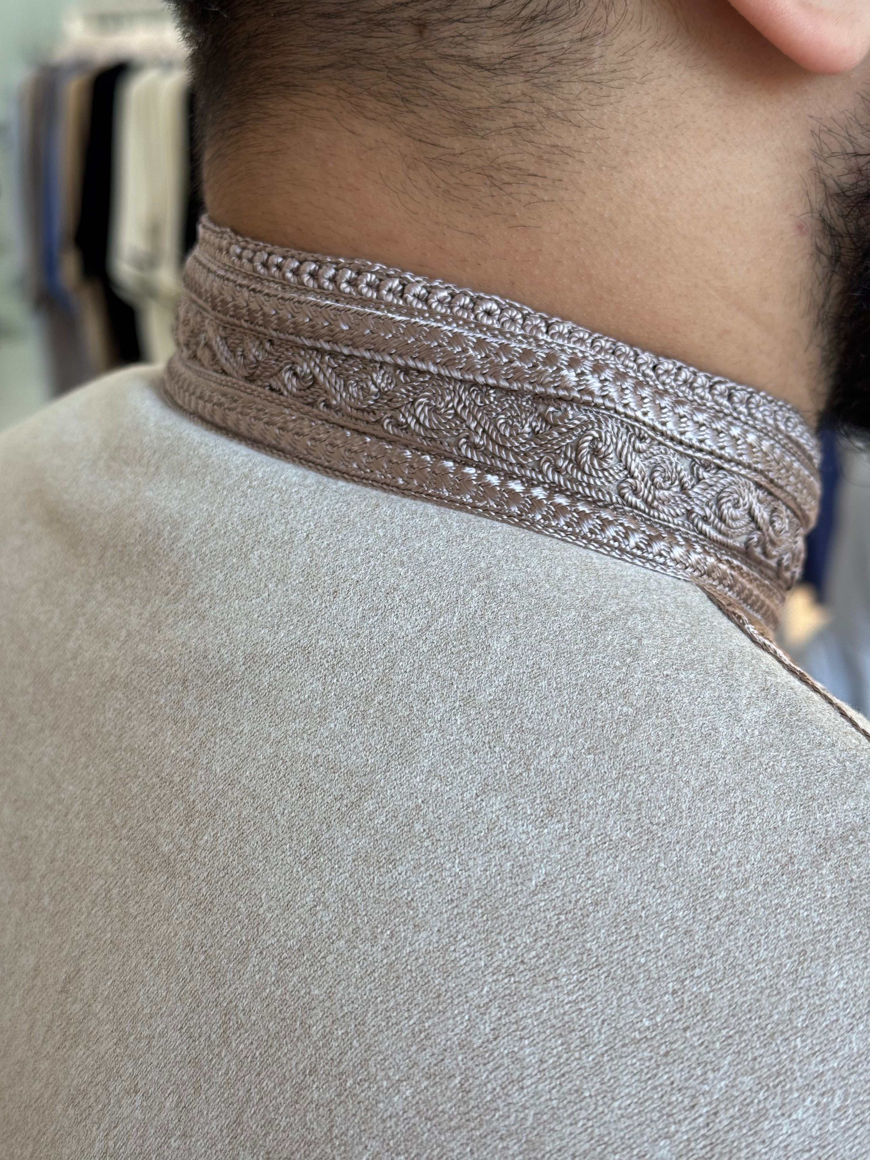 mannequin portant caftan homme matiere epais de couleur beige avec un travail finition faite main vue details-col