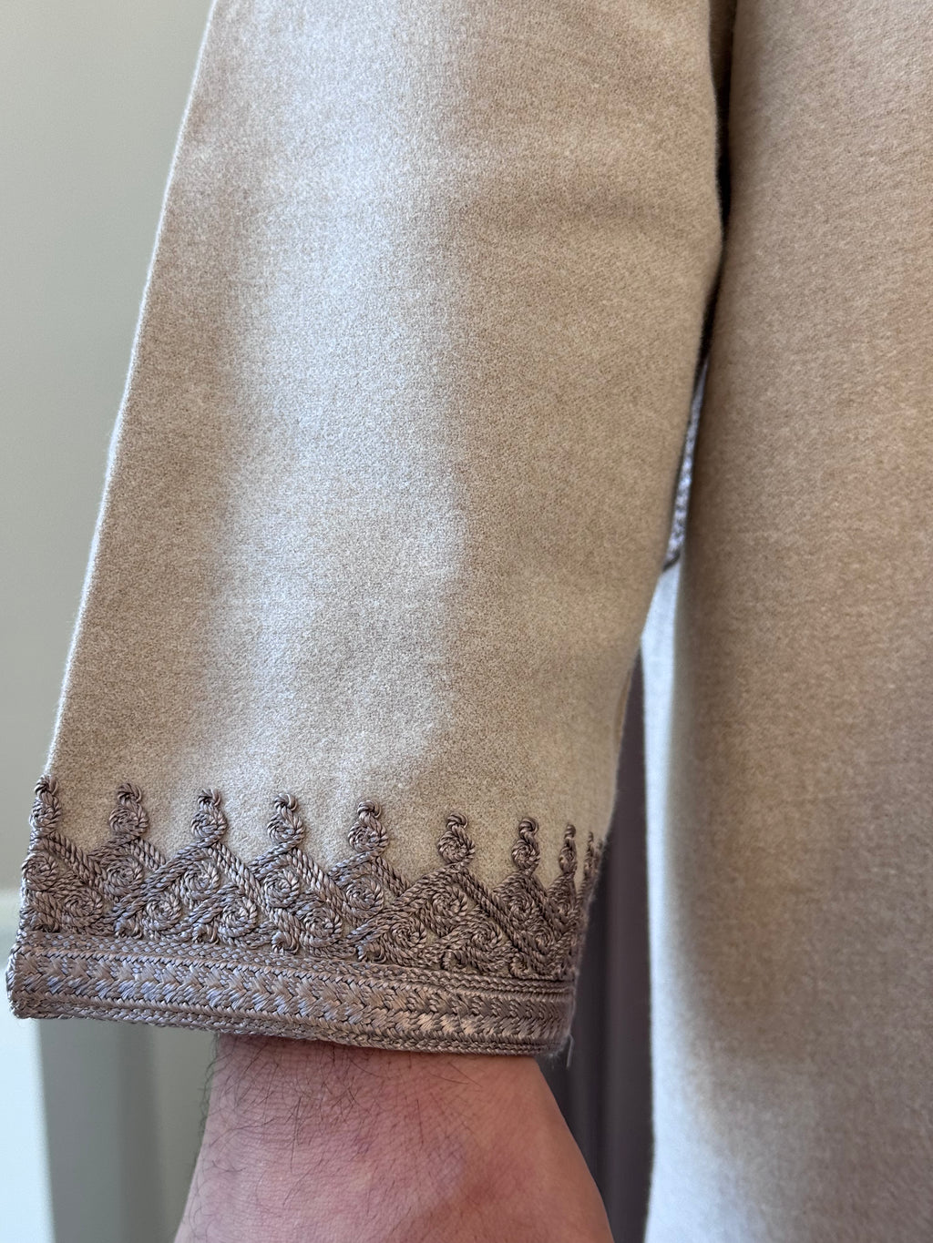 mannequin portant caftan homme matiere epais de couleur beige avec un travail finition faite main vue manche