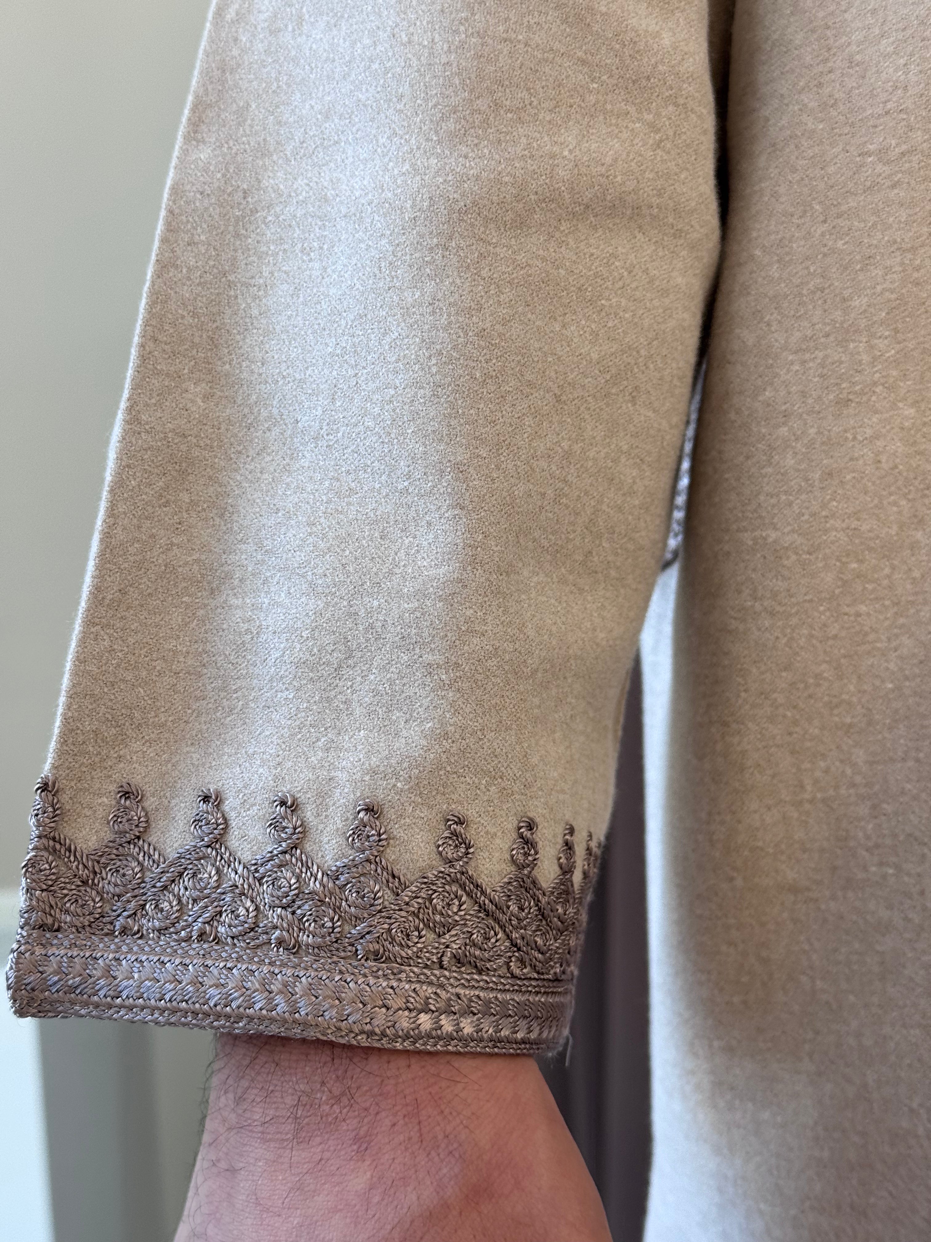 mannequin portant caftan homme matiere epais de couleur beige avec un travail finition faite main vue manche