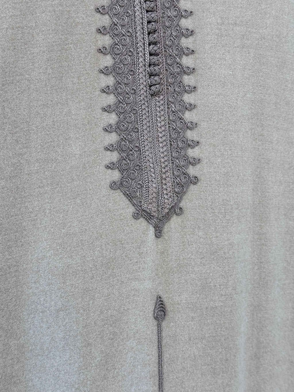 mannequin portant caftan homme matiere epais de couleur beige avec un travail finition faite main vue motifs
