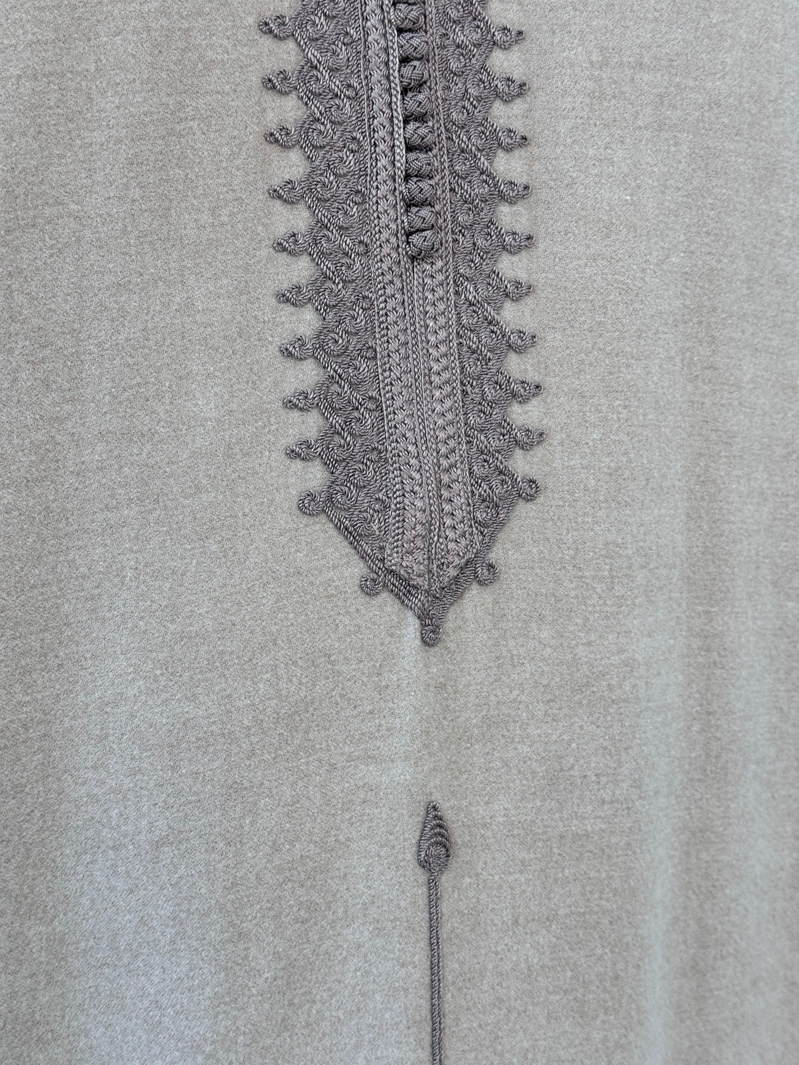 mannequin portant caftan homme matiere epais de couleur beige avec un travail finition faite main vue motifs