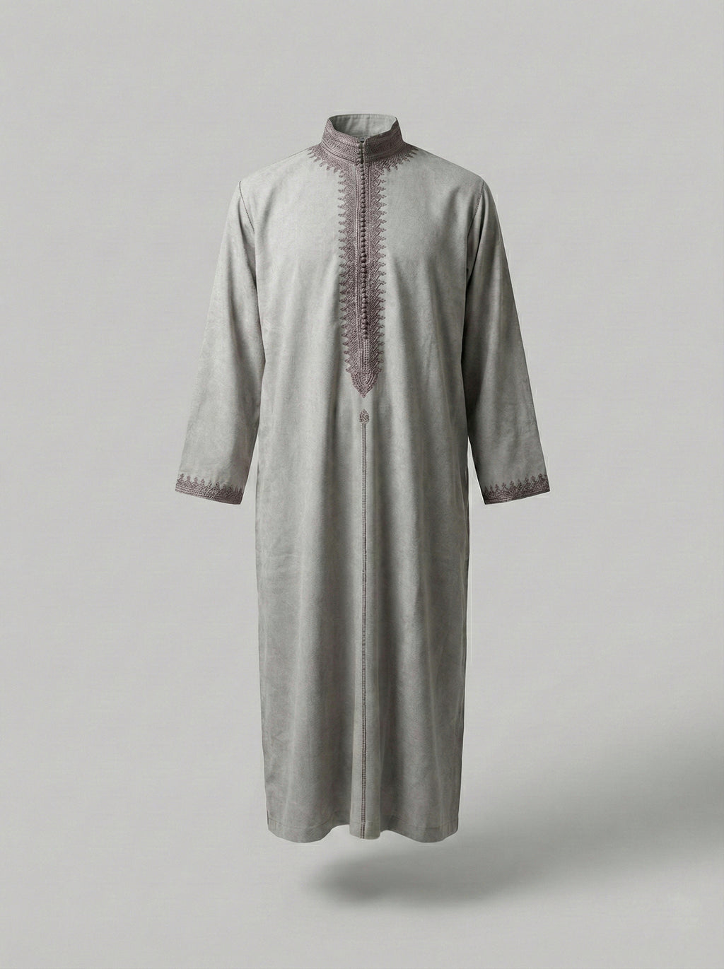 mannequin portant caftan homme matiere epais de couleur beige avec un travail finition faite main vue entiere