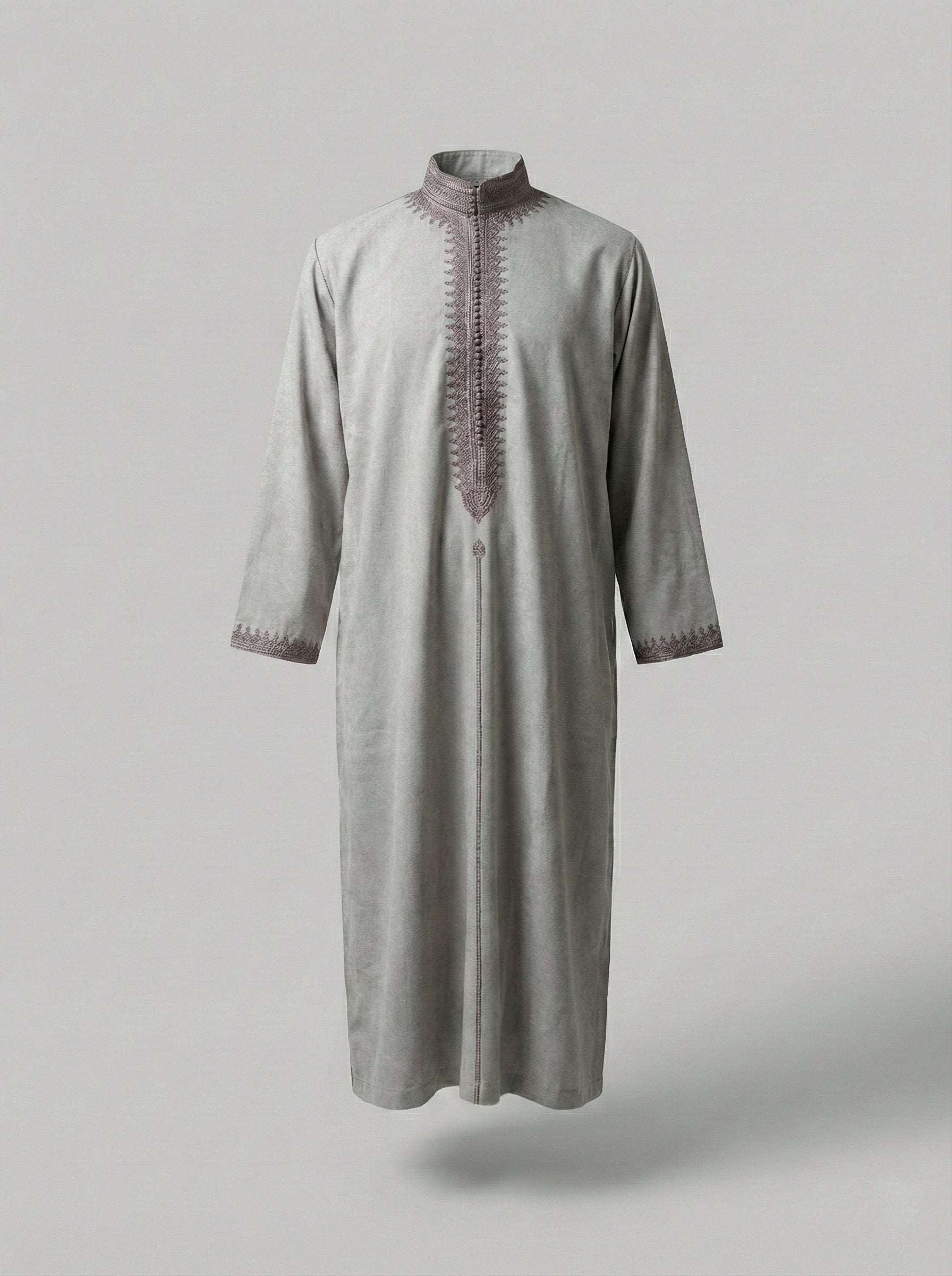 mannequin portant caftan homme matiere epais de couleur beige avec un travail finition faite main vue entiere