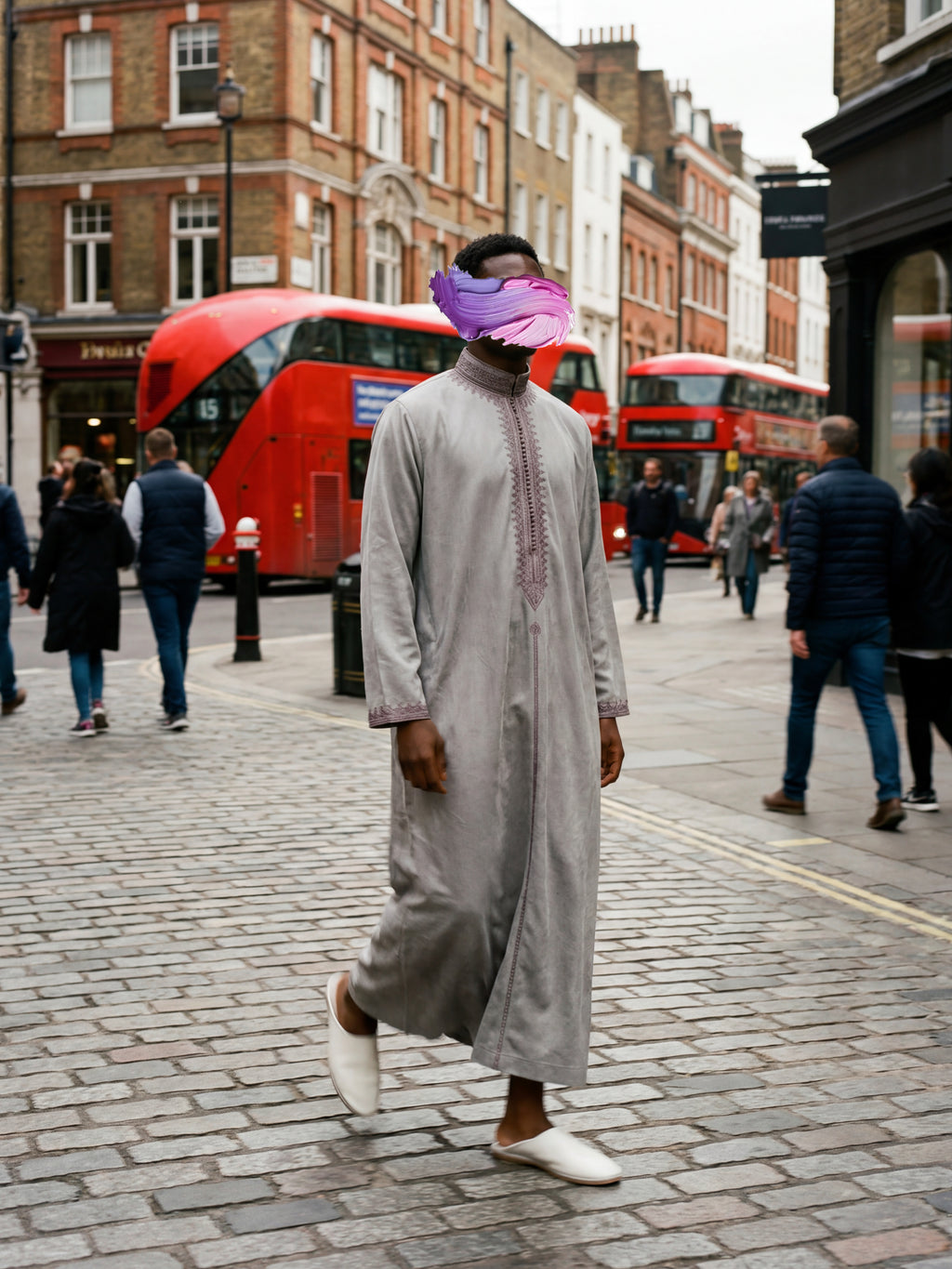 mannequin portant caftan homme matiere epais de couleur beige avec un travail finition faite main vue dans-la-rue