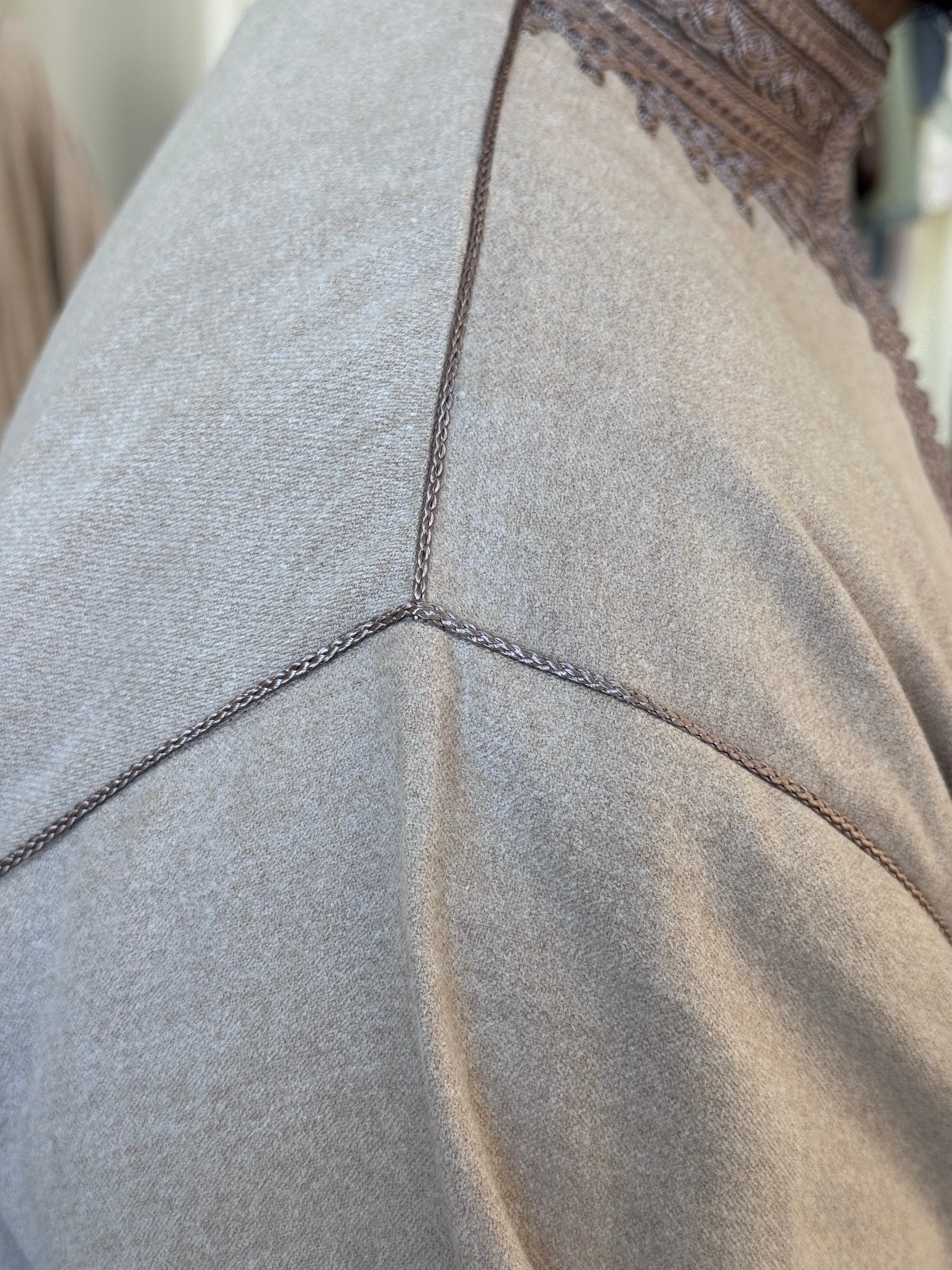 mannequin portant caftan homme matiere epais de couleur beige avec un travail finition faite main vue epaule