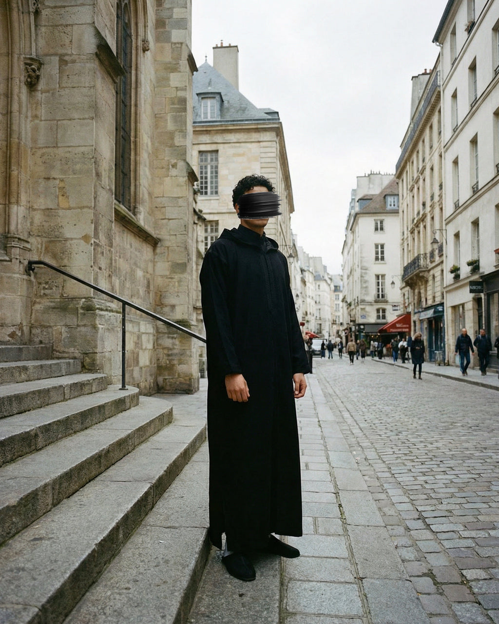 mannequin portant caftan homme matiere epais de couleur noir avec un travail finition faite main vue dans-la-rue