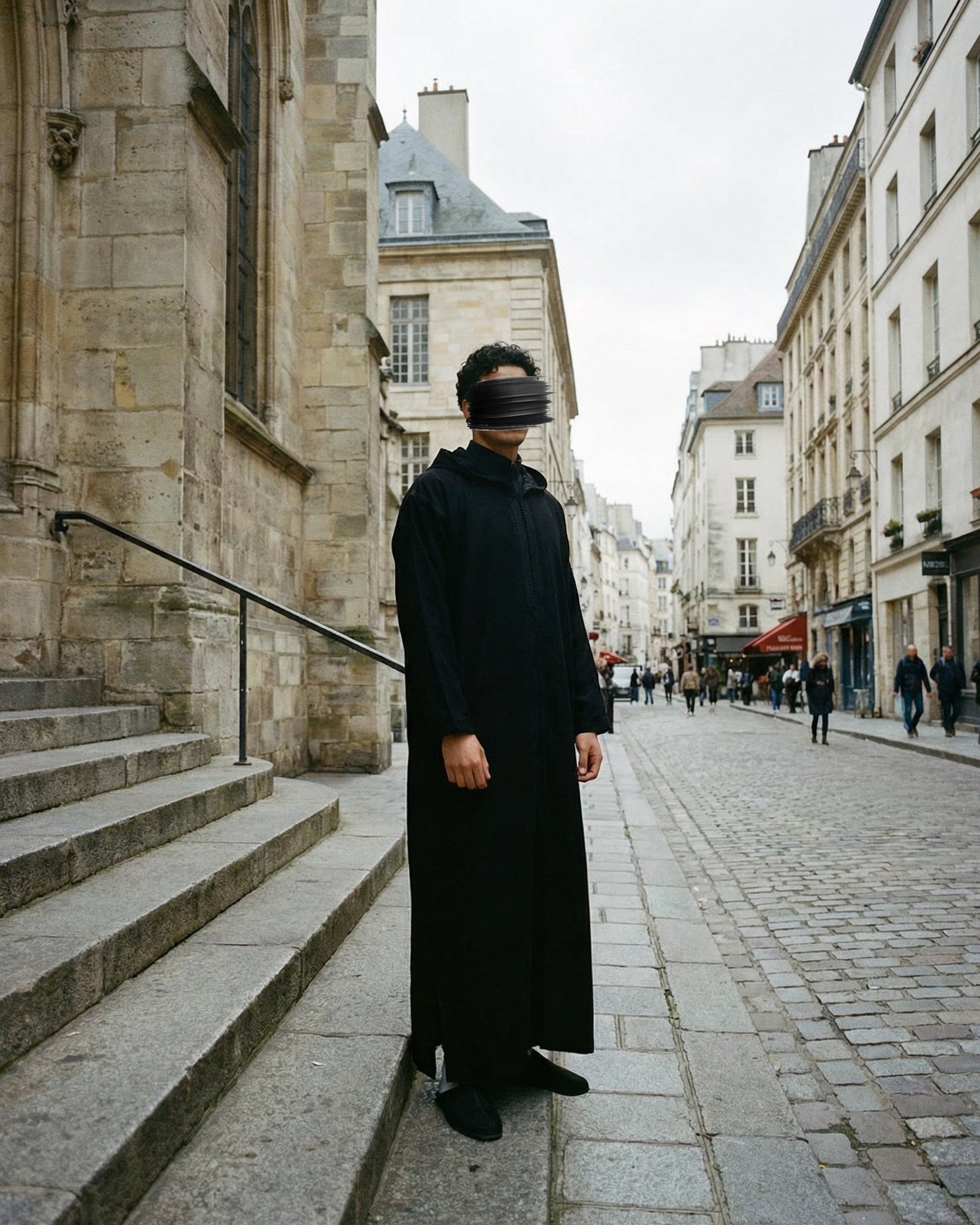 mannequin portant caftan homme matiere epais de couleur noir avec un travail finition faite main vue dans-la-rue