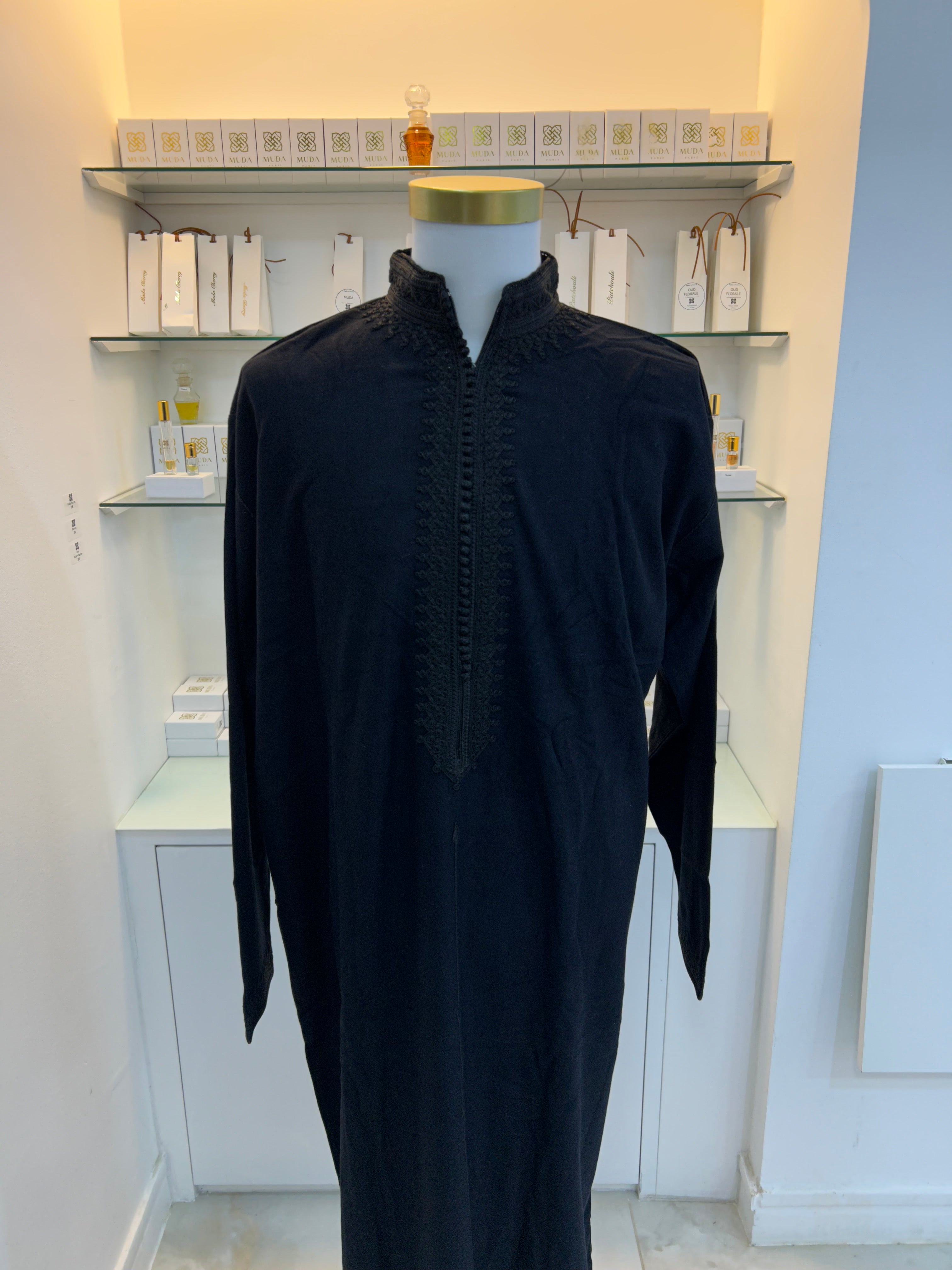 mannequin portant caftan homme matiere epais de couleur noir avec un travail finition faite main vue face-rapprochee