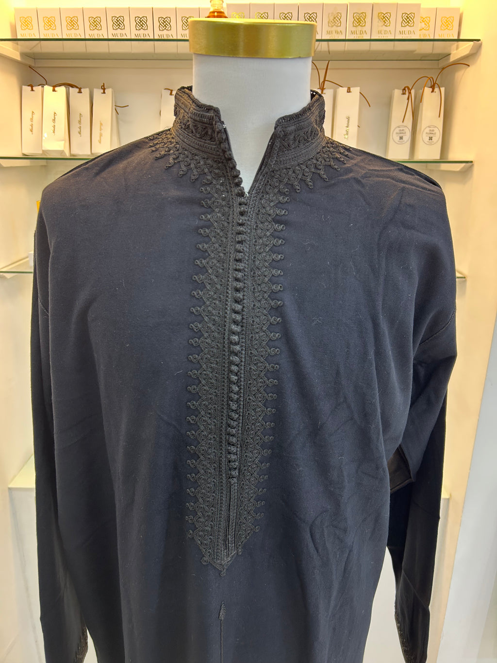 mannequin portant caftan homme matiere epais de couleur noir avec un travail finition faite main vue face-rapprochee