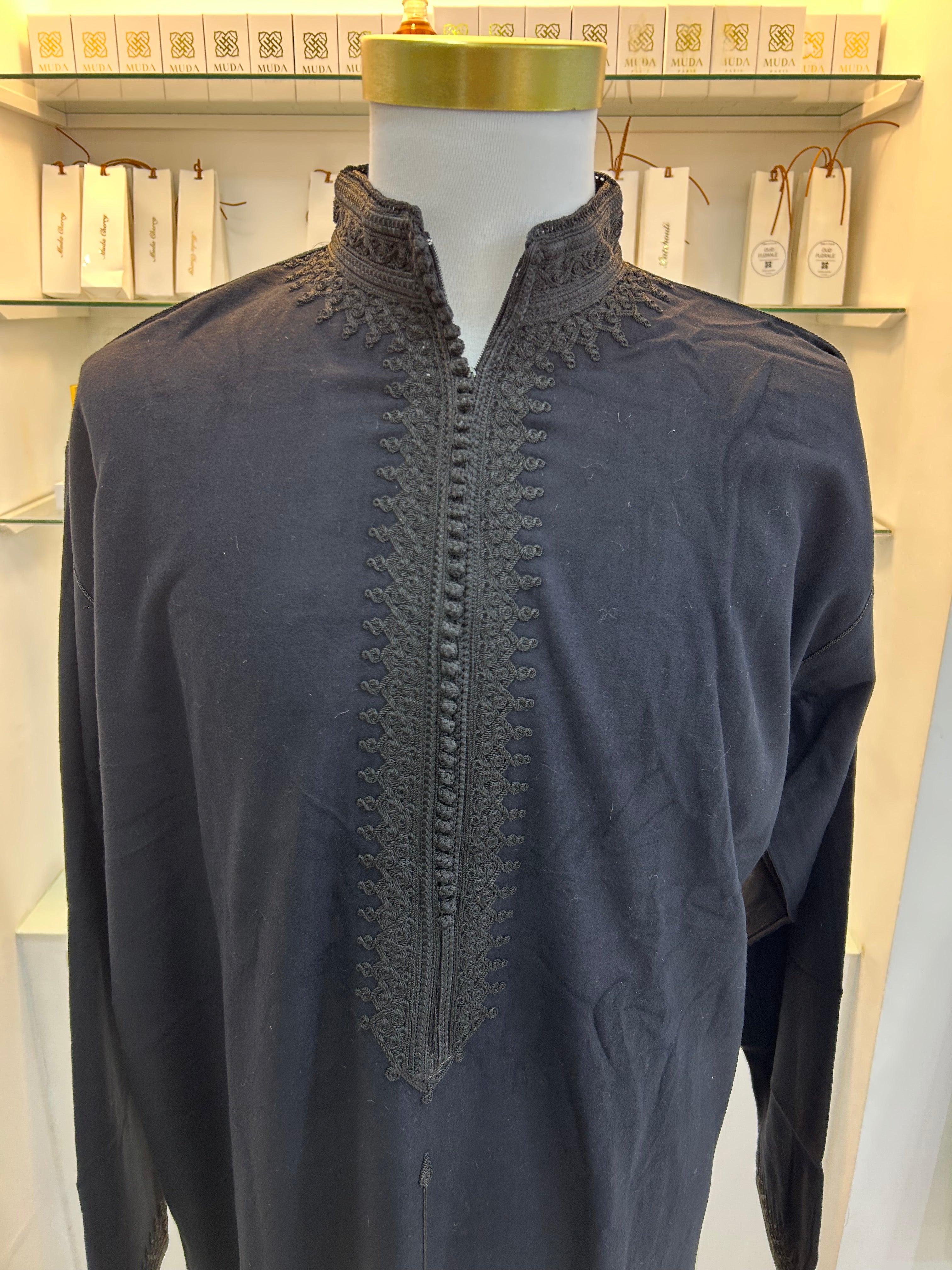mannequin portant caftan homme matiere epais de couleur noir avec un travail finition faite main vue face-rapprochee