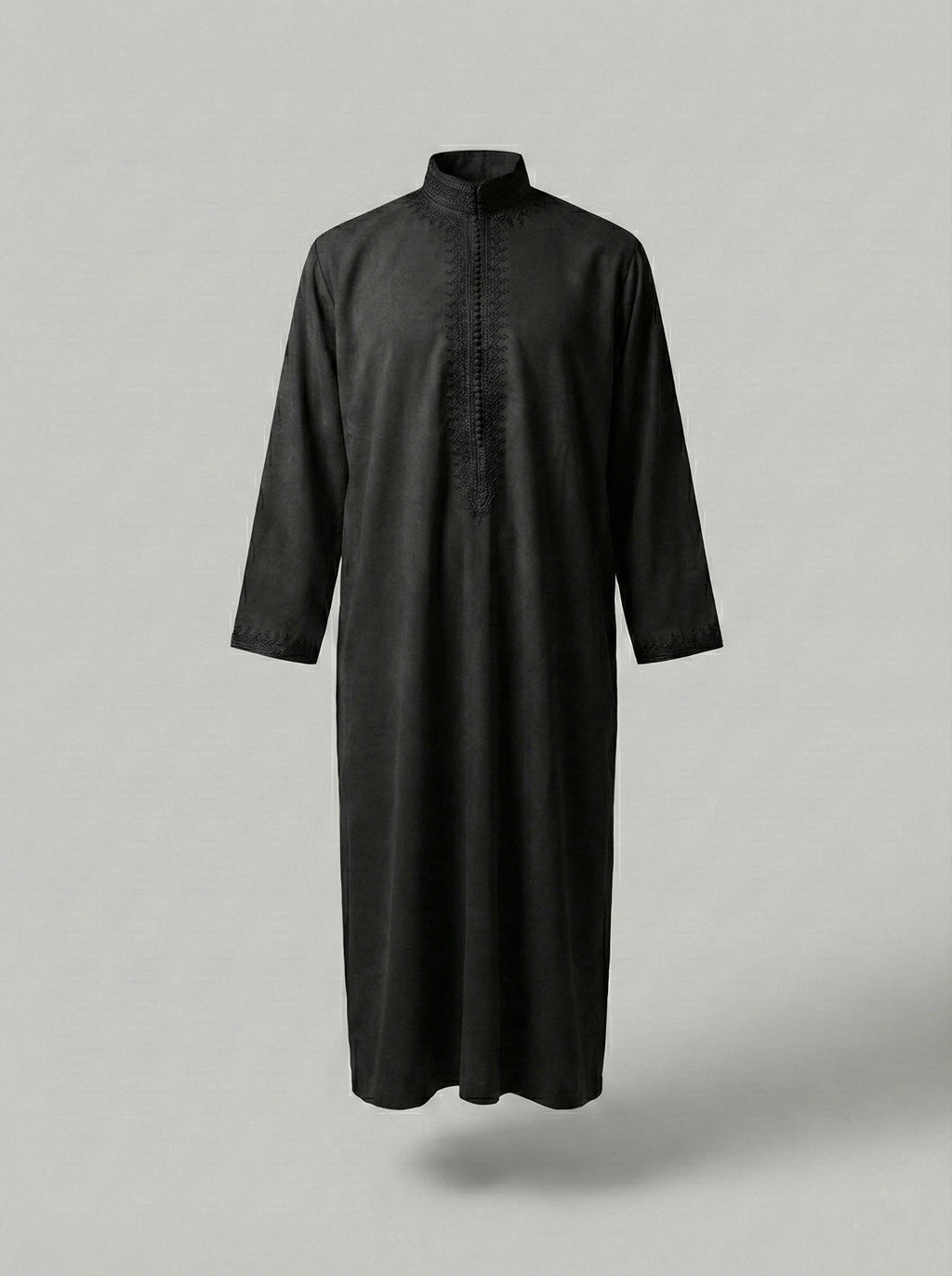 mannequin portant caftan homme matiere epais de couleur noir avec un travail finition faite main vue entiere
