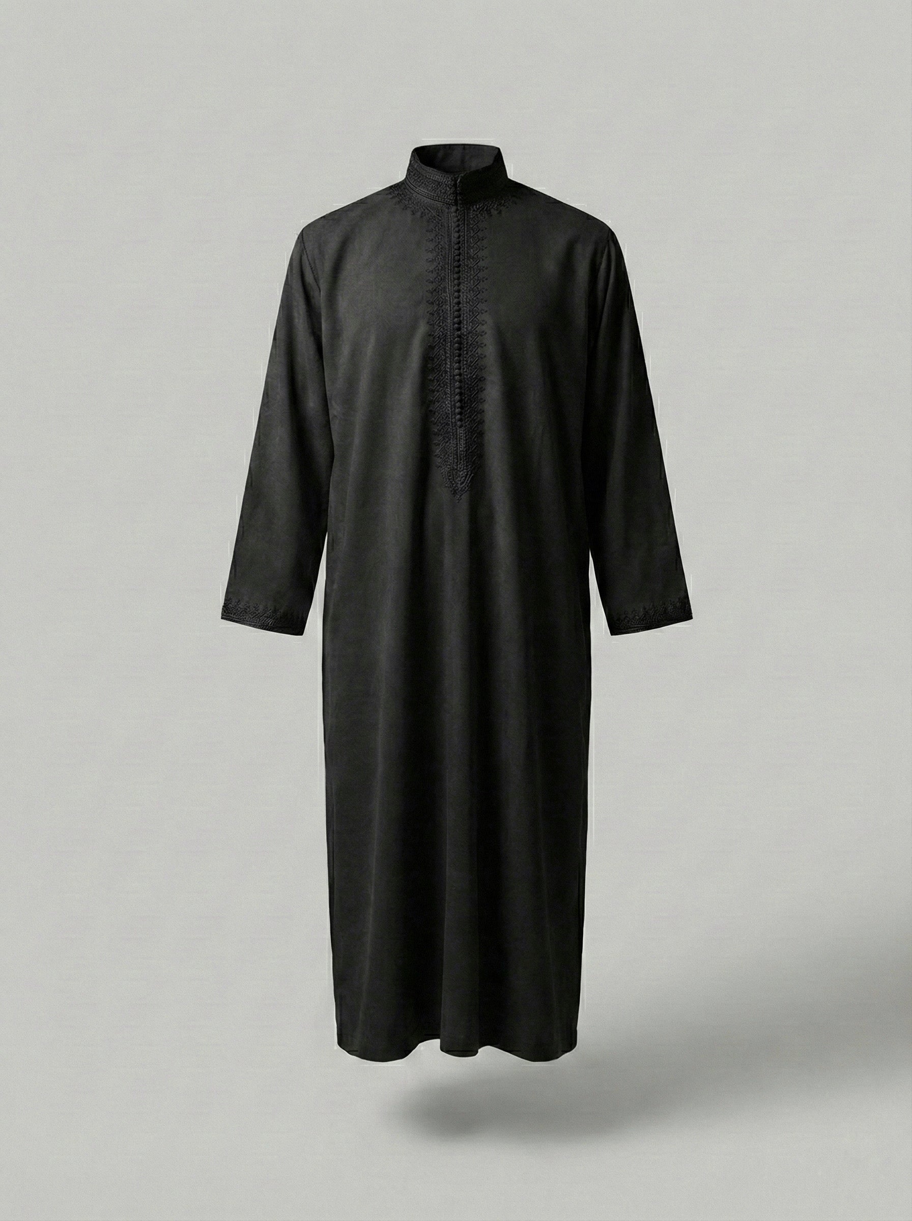 mannequin portant caftan homme matiere epais de couleur noir avec un travail finition faite main vue entiere