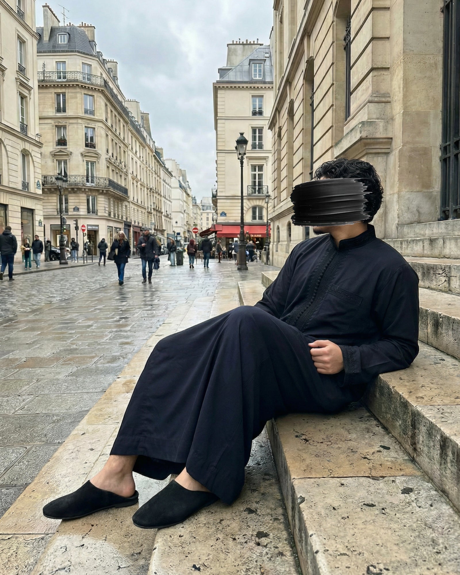 mannequin portant caftan homme matiere epais de couleur noir avec un travail finition faite main vue dans-la-rue