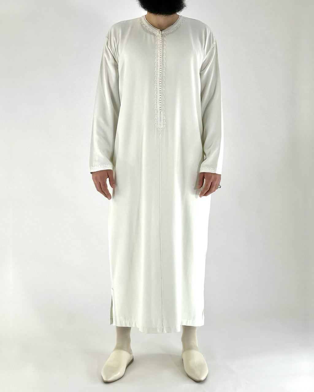 mannequin portant caftan homme matiere gabardine de couleur blanc-casse avec un travail finition faite main vue entiere