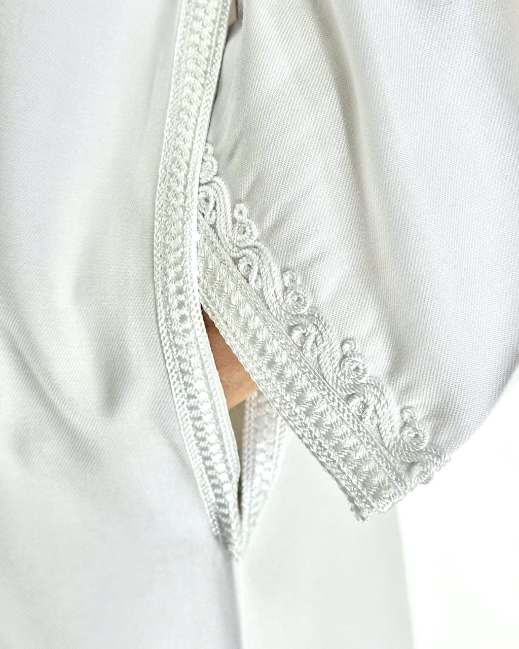mannequin portant caftan homme matiere gabardine de couleur blanc-pur avec un travail finition faite main vue manche