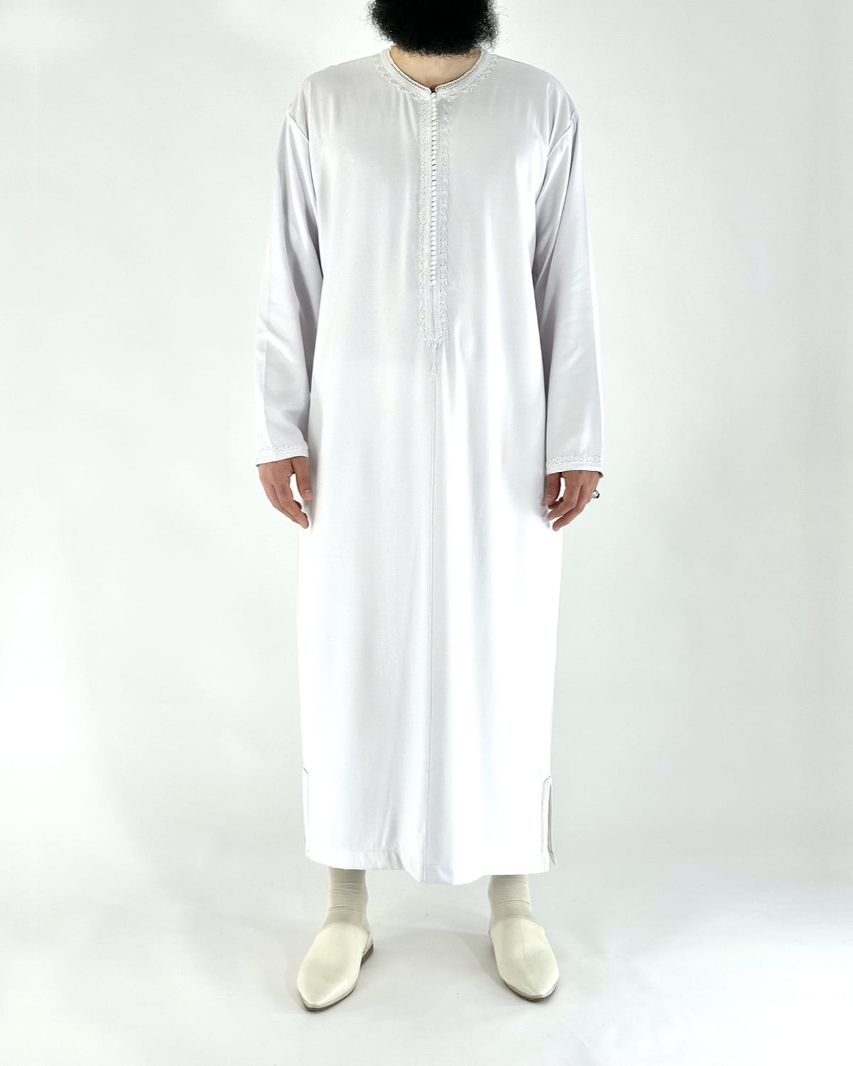 mannequin portant caftan homme matiere gabardine de couleur blanc-pur avec un travail finition faite main vue entiere